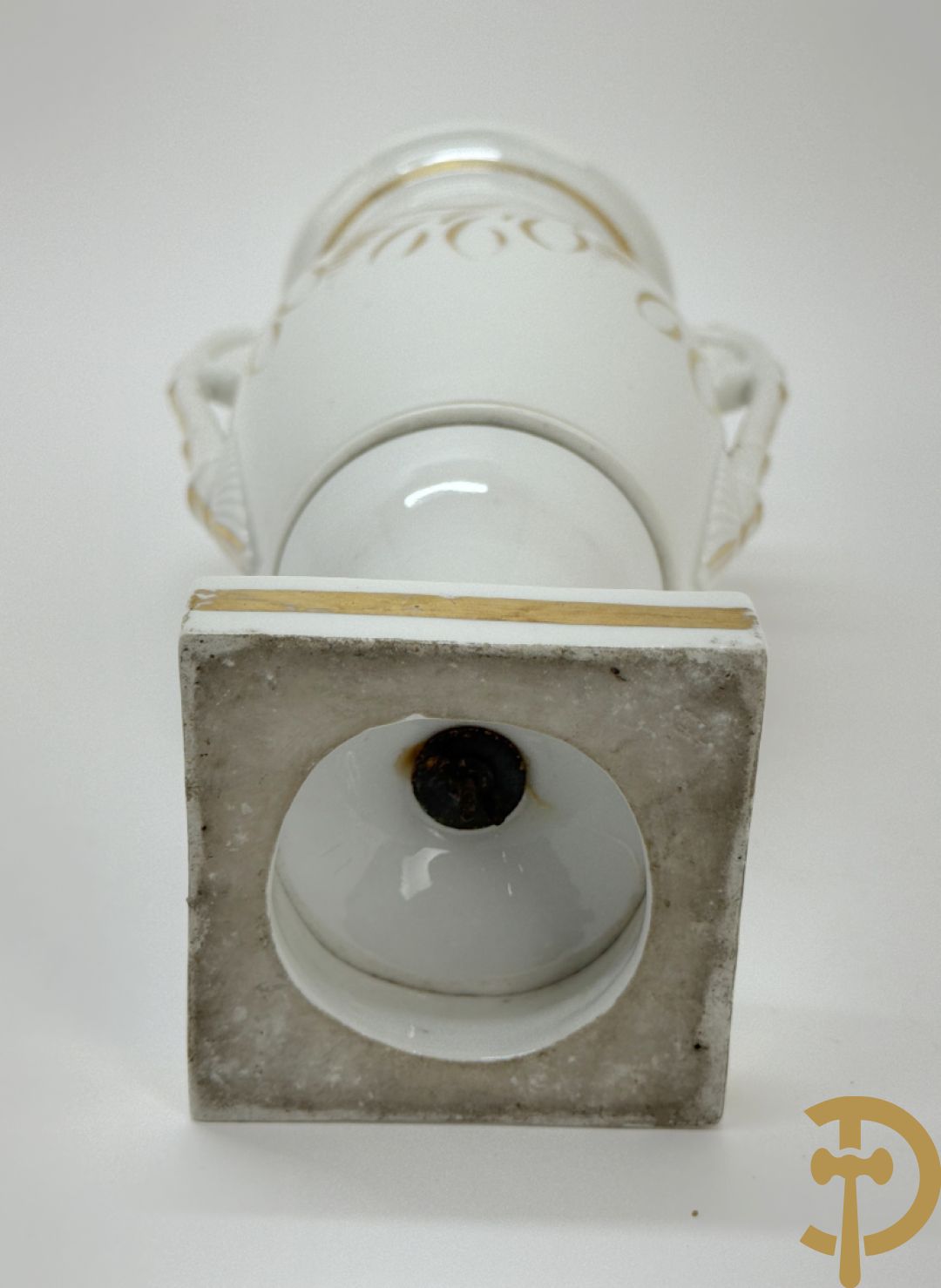 Paar Vieux Bruxelles cornetvazen met religieuse symboliek + grote tas op onderschaal + amfoorvaas