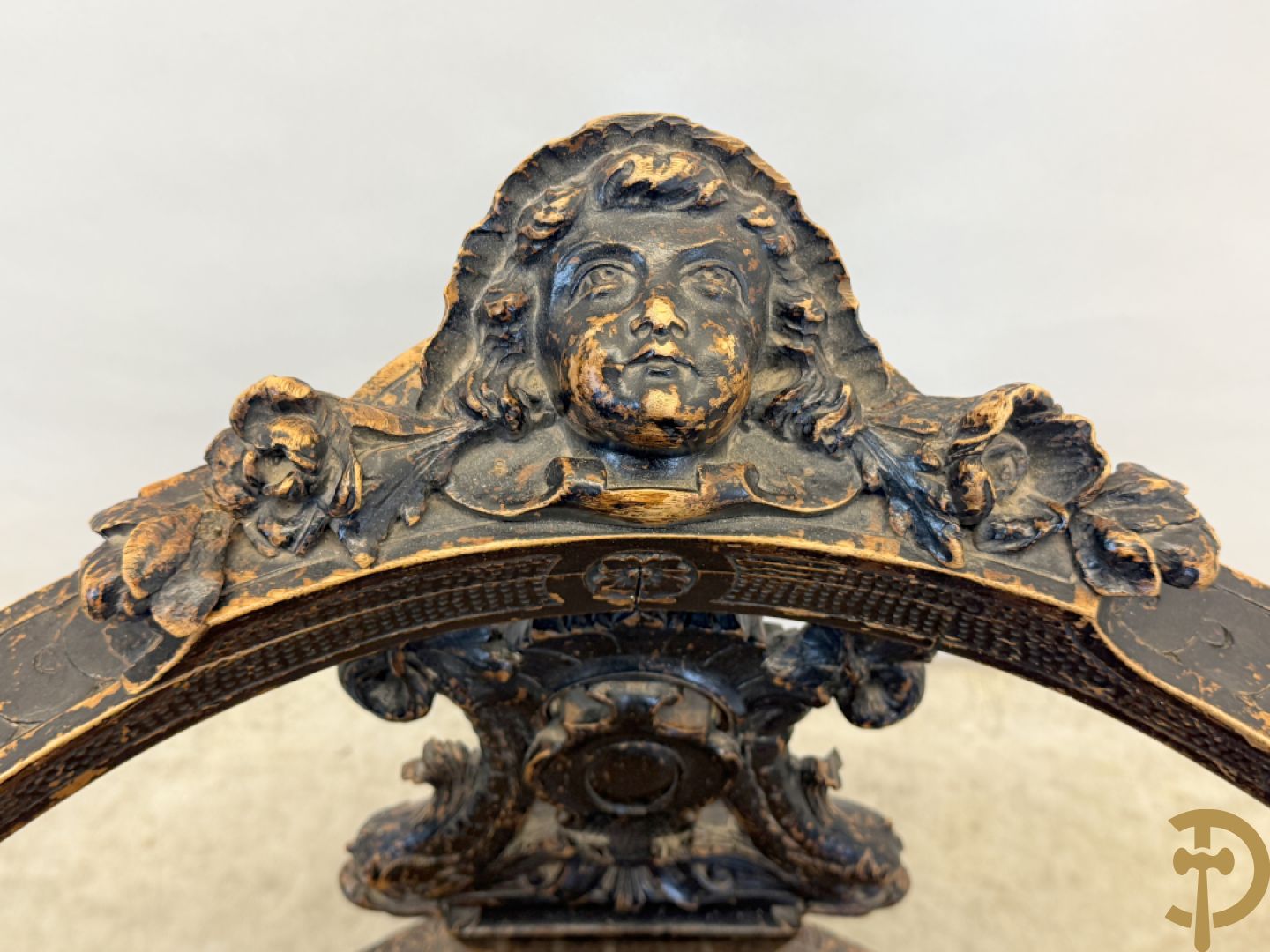 Gesculpteerde draaibare gondelvormige stoel steunend op 4 poten in de vorm van dolfijnen, bovenaan met kariathiden en engelenkoppen