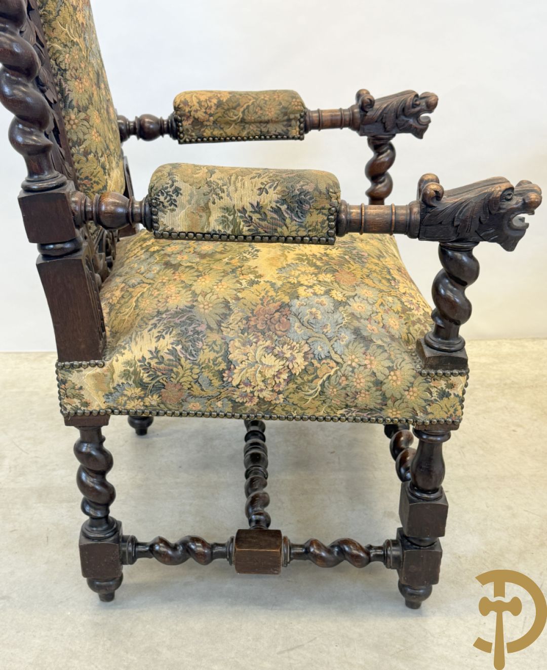 Paar massief eiken jacht armzetels met sculptuur van bladranken en vogelmotieven