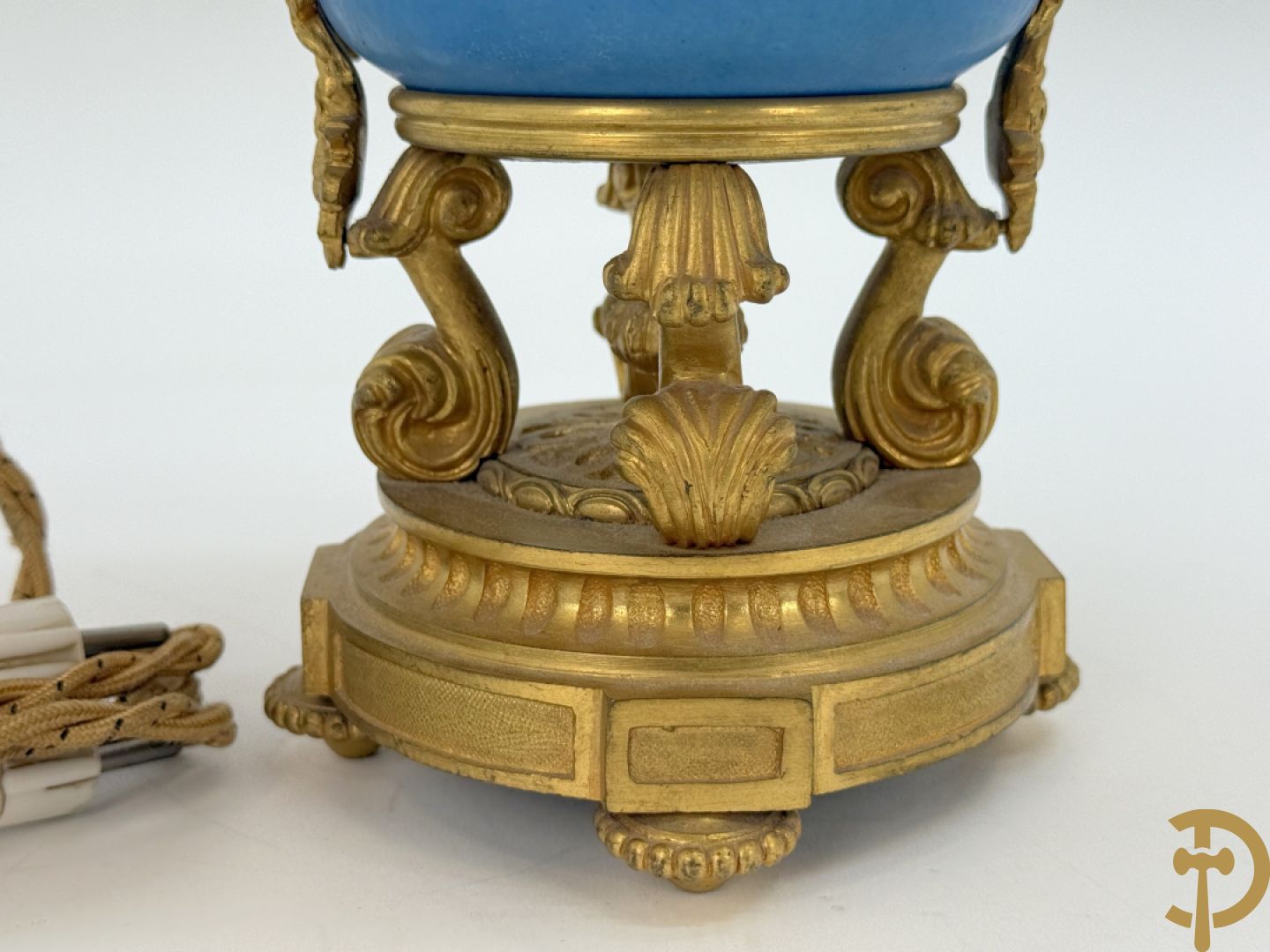 Bronzen lampadaire met accanthusranken en centraal Sèvres coupe gedecoreerd met cupido en bloemendecor