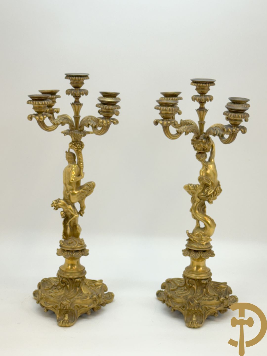 Paar bronzen kandelaars met sater en naakte dame, versierd met accanthusranken en dierenmotieven