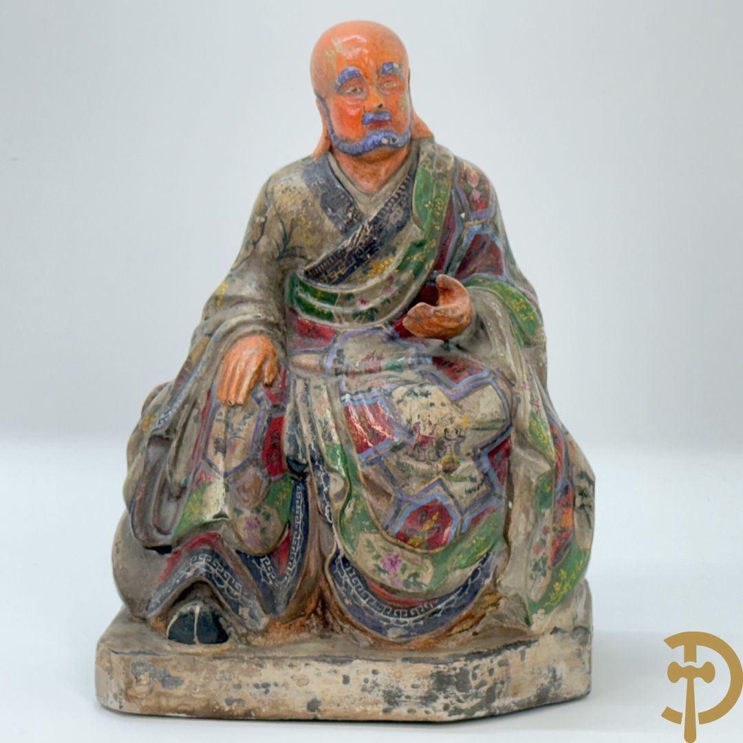 Houtgesculpteerde en gepolychromeerde zittende Aziatische wijsgeer