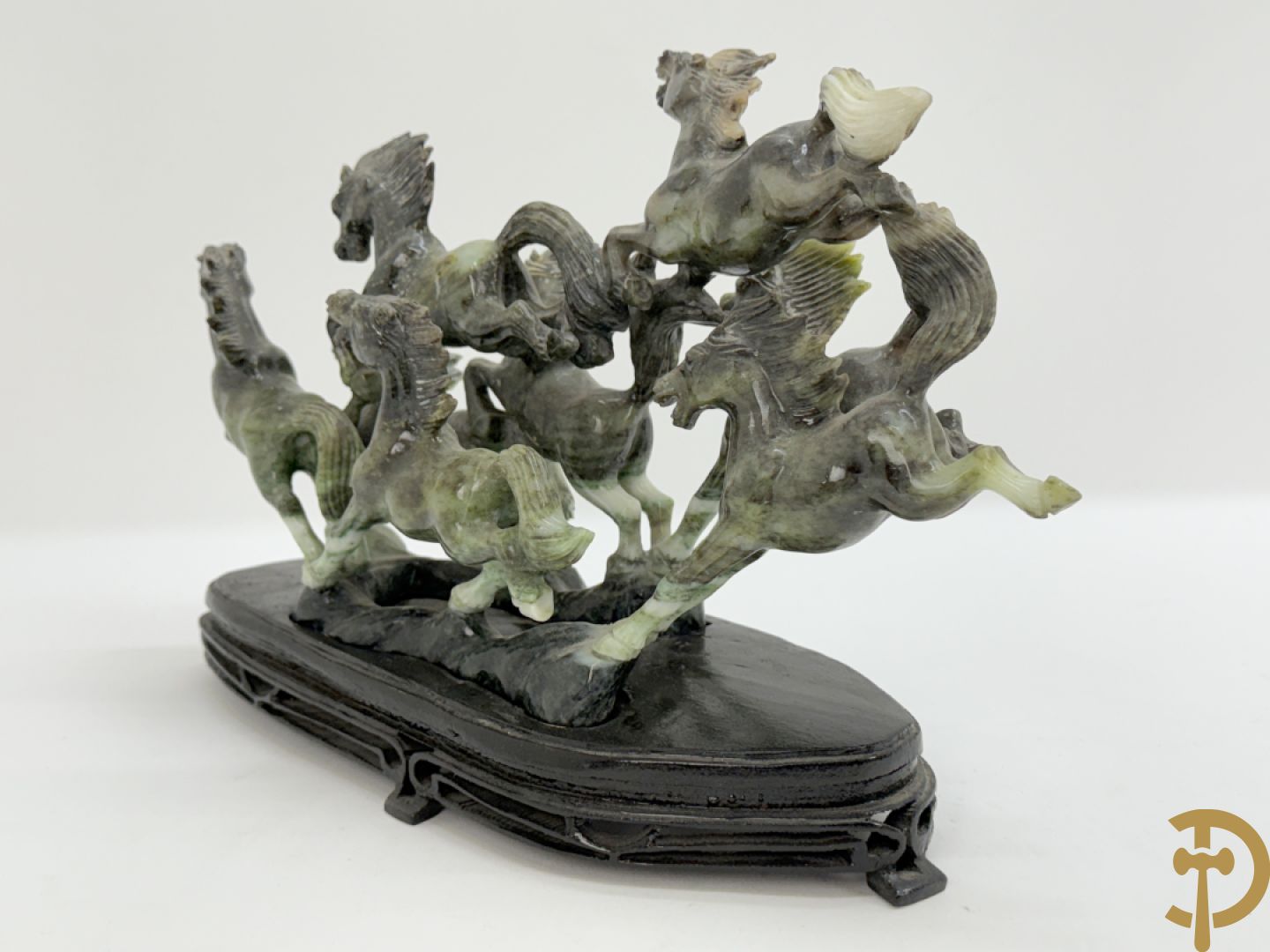 Gesculpteerd beeld met 8 galopperende paarden in jadeiet op houten sokkel