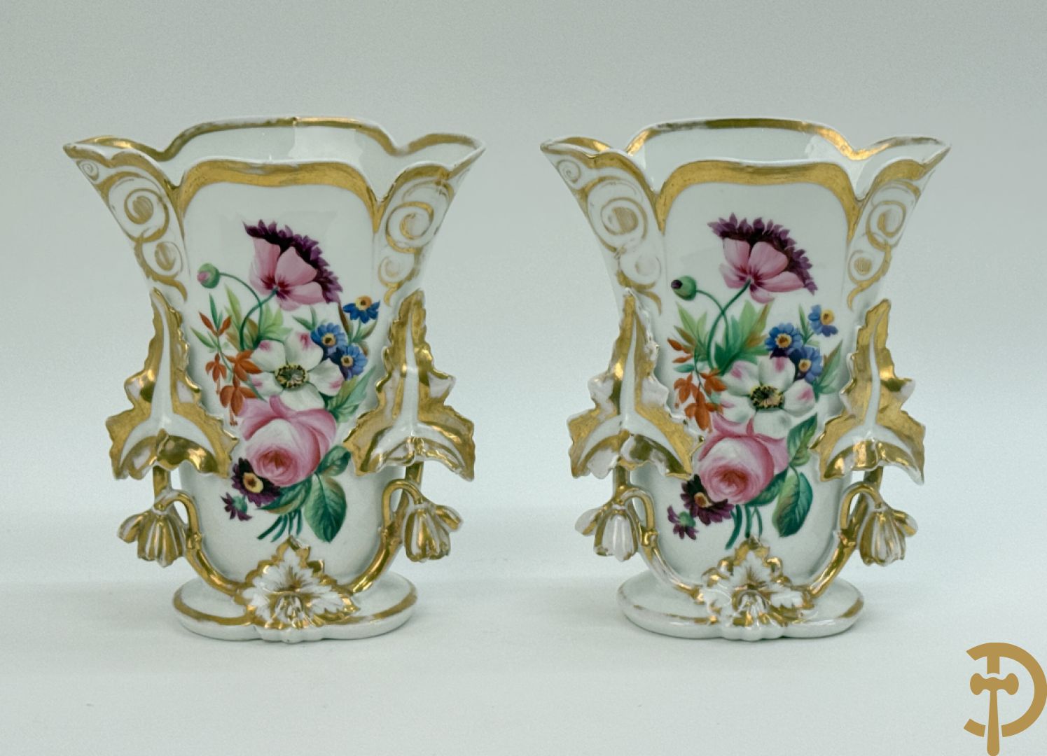 Paar porseleinen Vieux Paris vazen met bloementaferelen