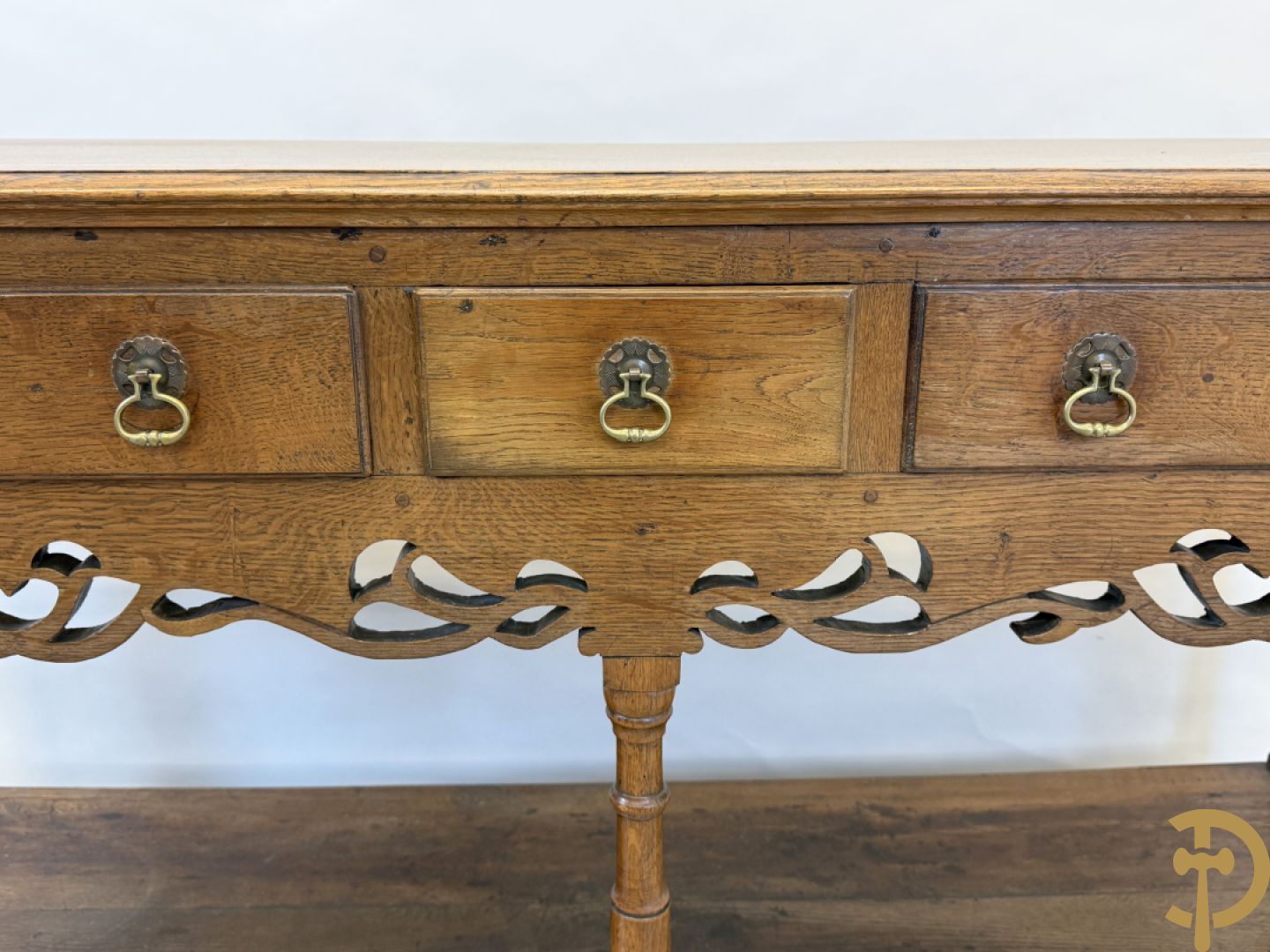 Engelse eiken sideboard met 3 lades op ballustervormige poten