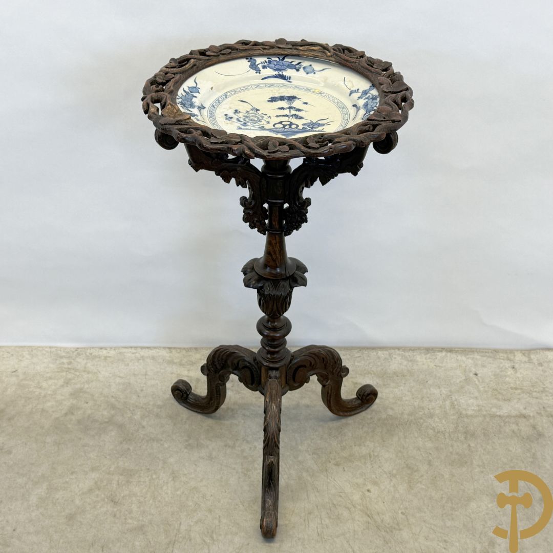 Neo Renaissance staander op driepikkel met bladranken gesculpteerd, binnenin met Delfts bord