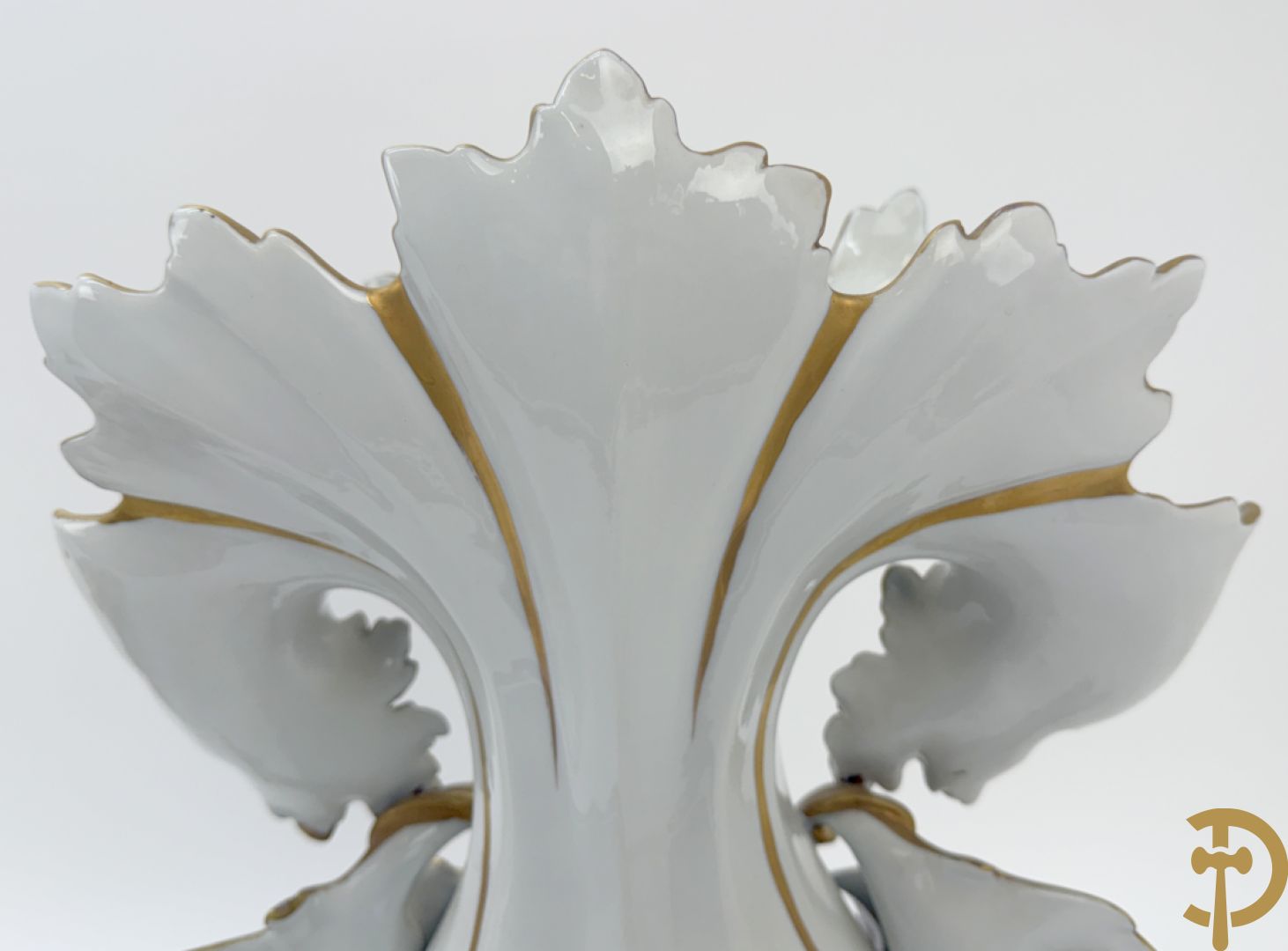 Paar porseleinen cornetvazen met bloemendecor, deels verguld, gemerkt Capo di Monte