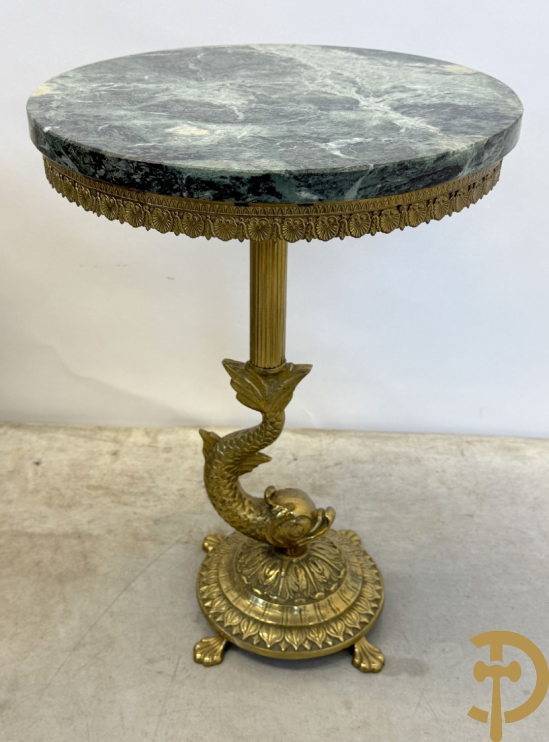 Drie cigognetafels met onix marmeren blad op koperen voluutvormige poten + 2 bijzettafeltjes op koperen voet