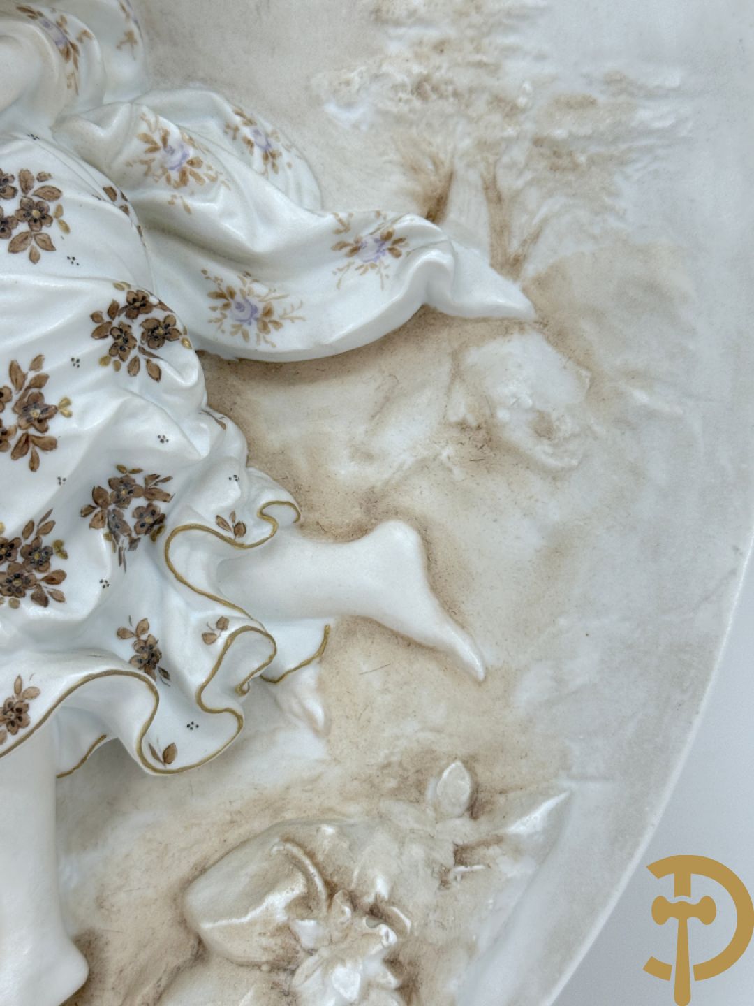 Paar ovale basreliefs met romantisch koppel en cupido in biscuit, achteraan onleesbaar gestempeld