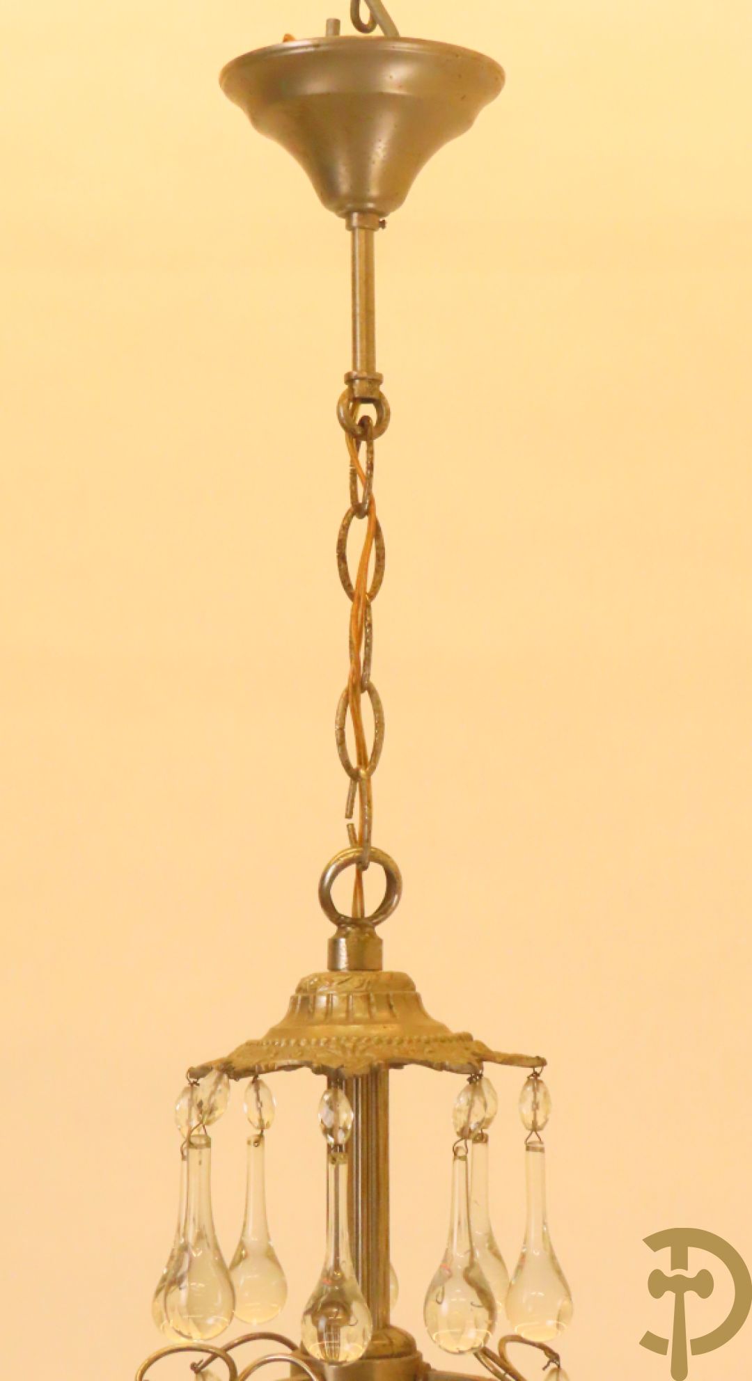 Franse chrome luchter met  9 lichtpunten bezet met tranenbellen en plakettes