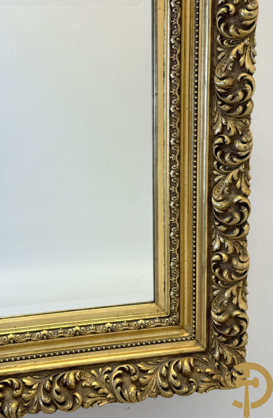 Vergulde spiegel met rocaillemotieven + console