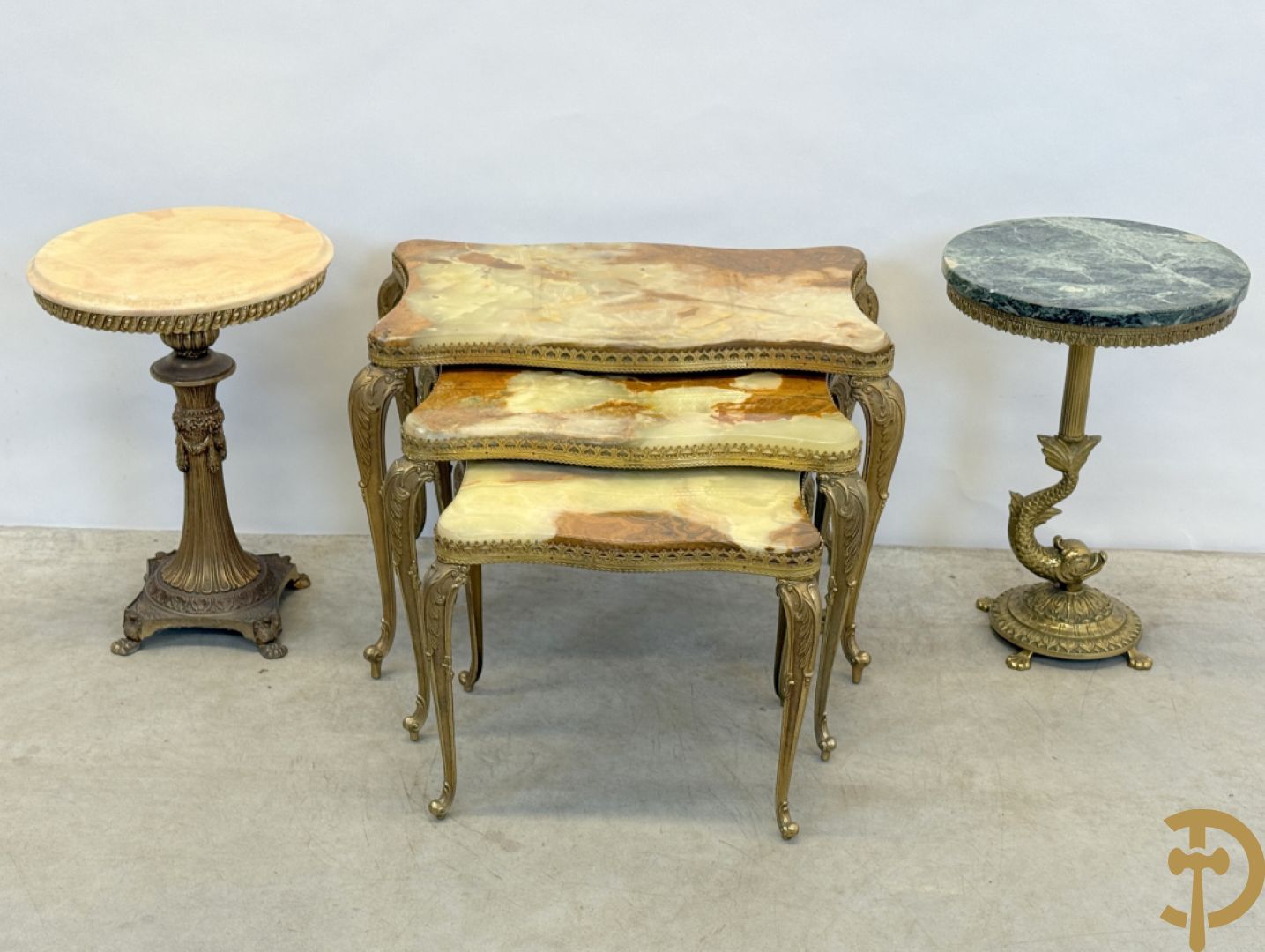 Drie cigognetafels met onix marmeren blad op koperen voluutvormige poten + 2 bijzettafeltjes op koperen voet