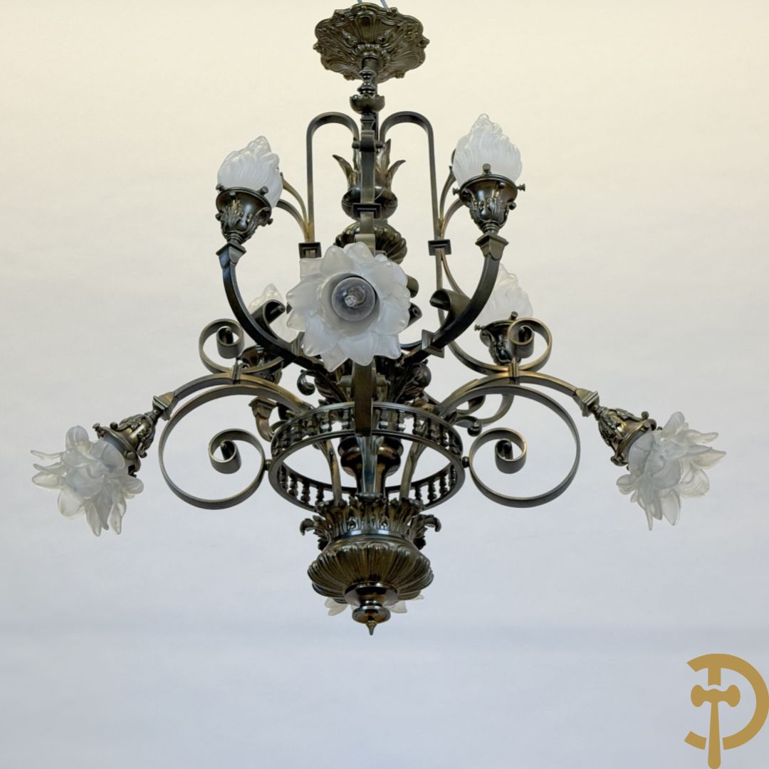 Massieve bronzen luchter met 8 lichtpunten en bezet met accanthusranken