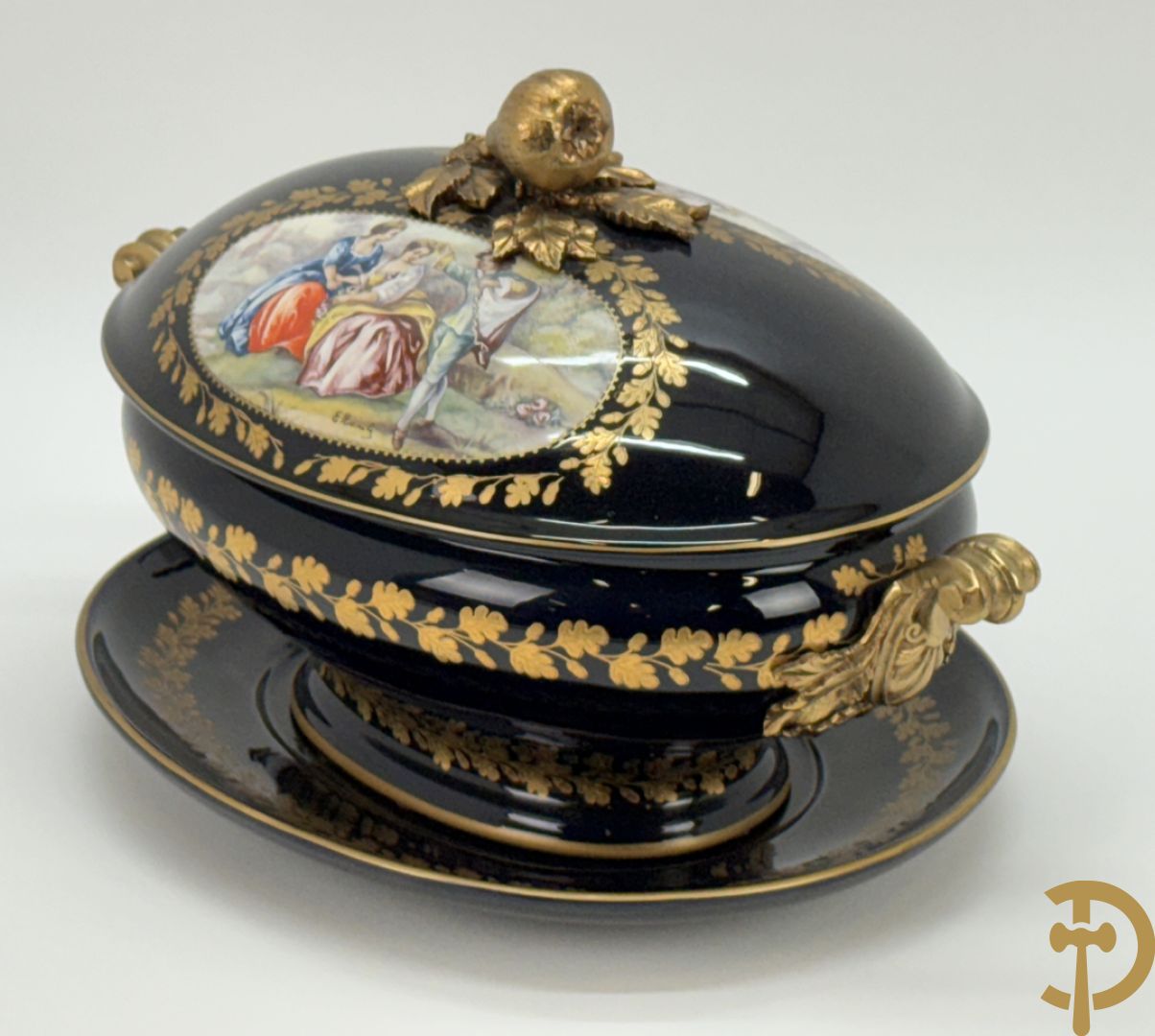 ROULI E. getekend, donkerblauwe Sèvres stijl coupe met deksel op onderschaal en bezet met bronzen ornamenten, gemerkt ACF onderaan