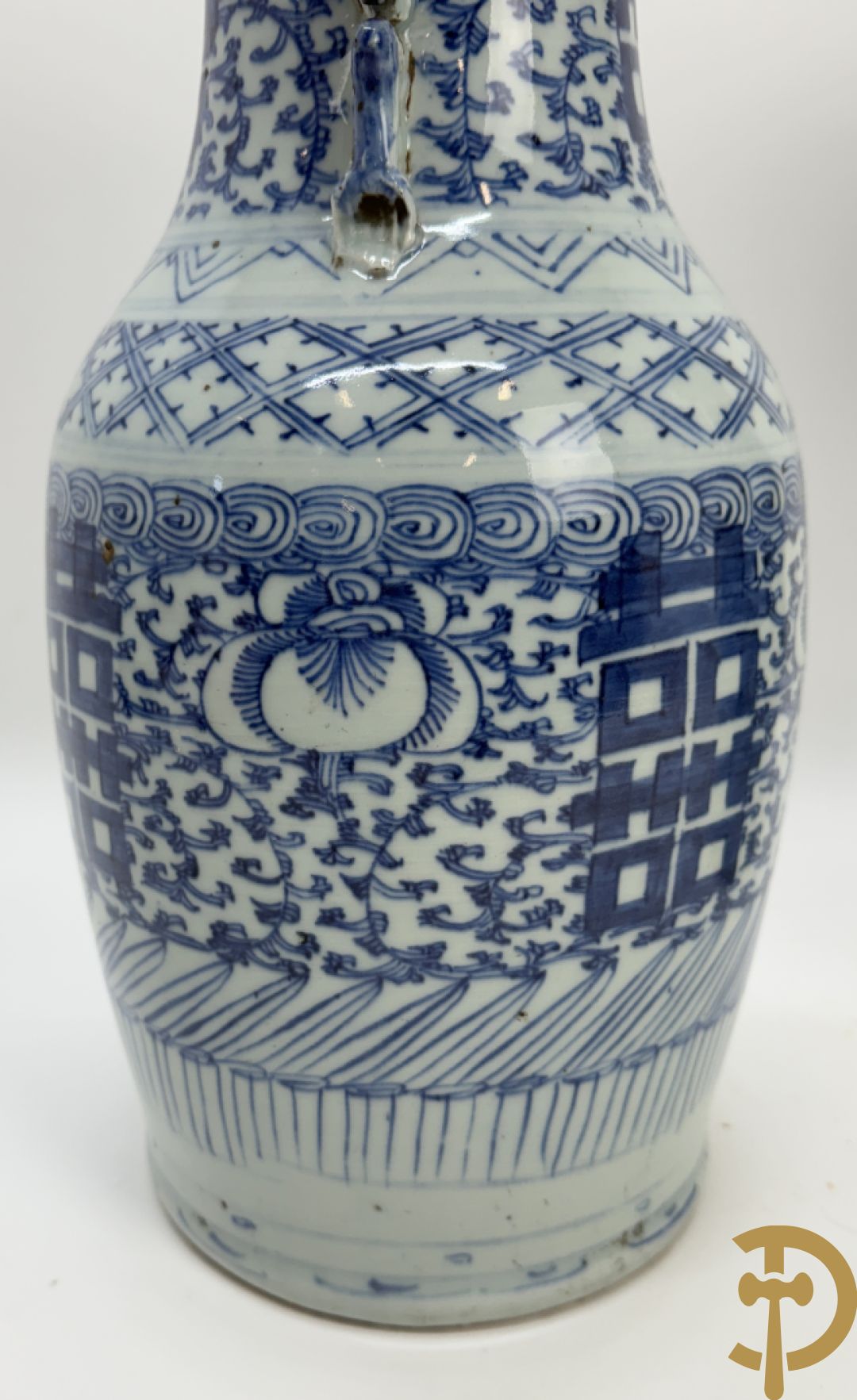 Paar blauw/witte Chinese porseleinen vazen met tekens en accanthusranken, 19e