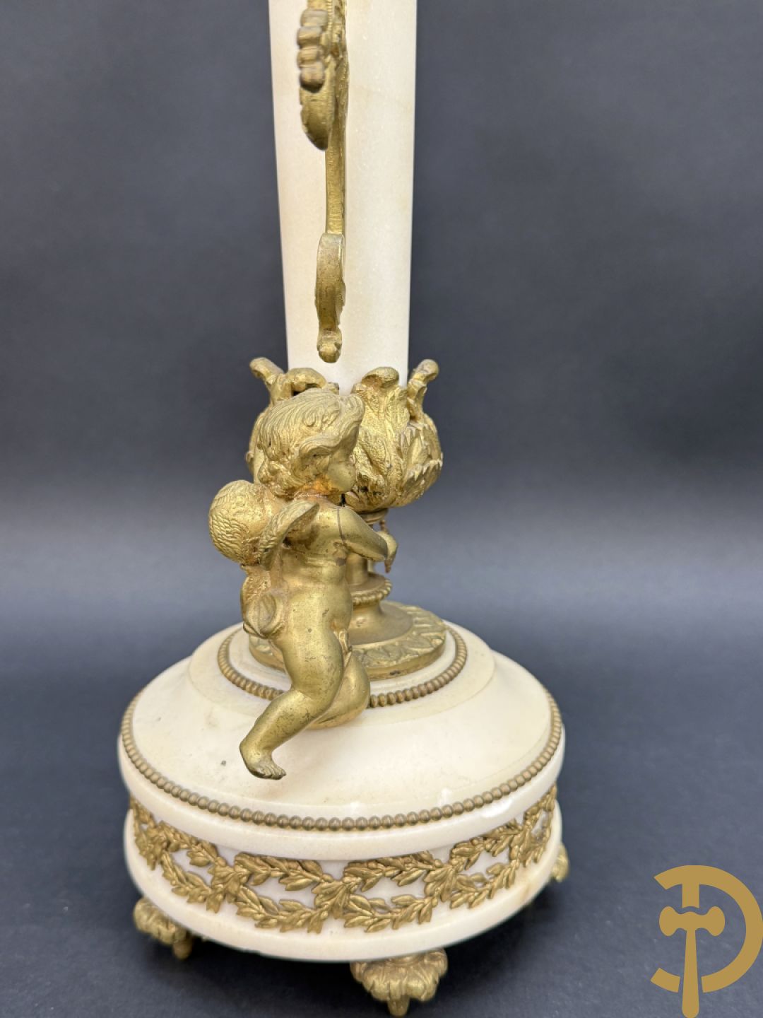 Paar marmeren kandelaars met bronzen cupido