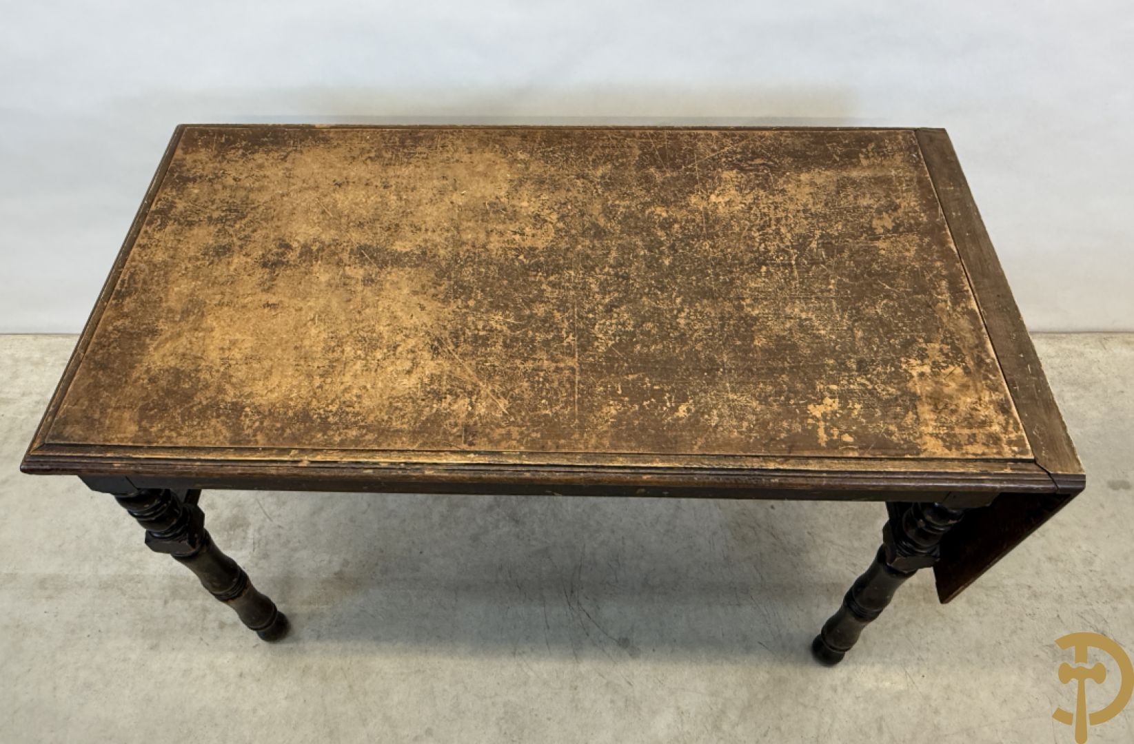 Drie antieke cafétafeltjes waarvan 2 met zijdelingse openklapbare flap