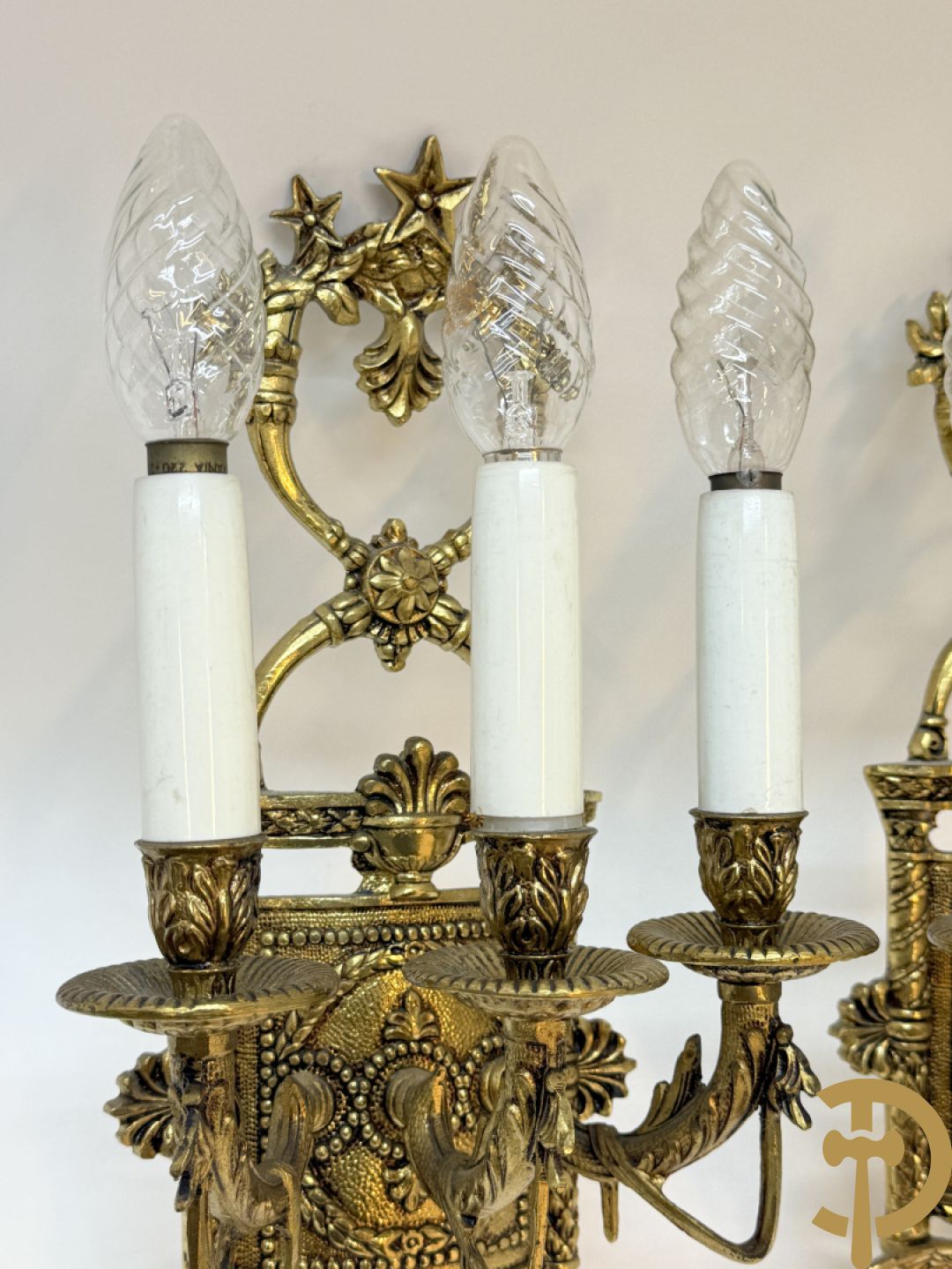 Bronzen vergulde luchter met gevleugelde fee en 12 armen + paar 3 armige applieken