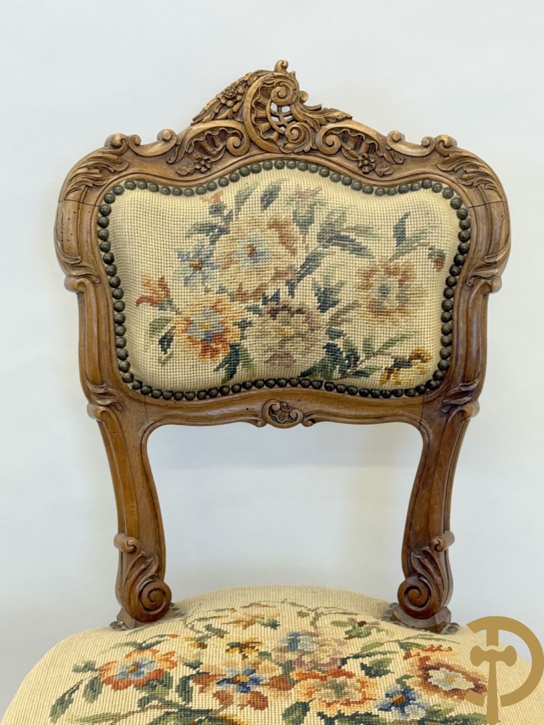 Paar armzetels bezet met petit points + 2 bijhorende stoelen