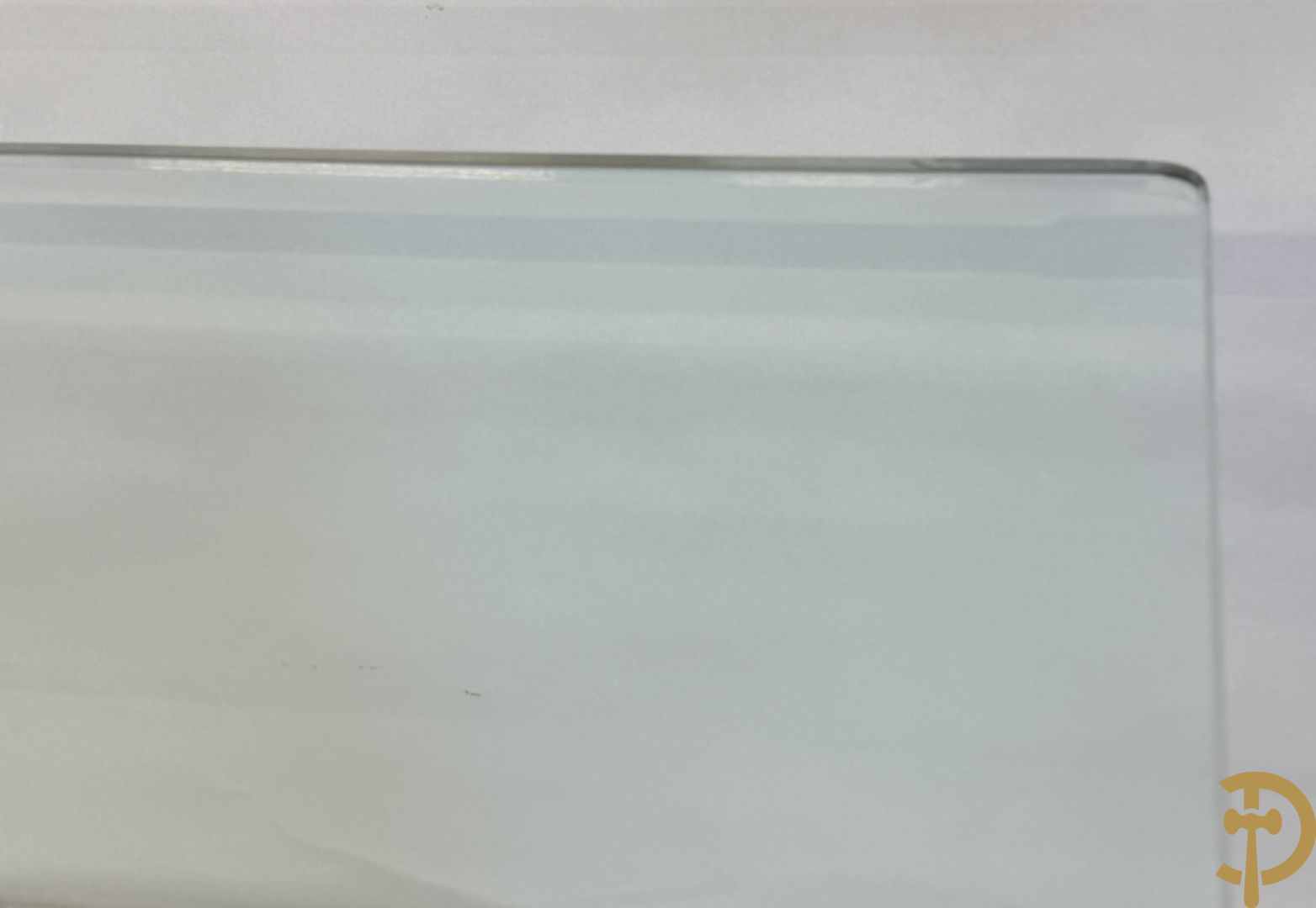 Moderne tafel met geslepen glazen blad op 2 travertin steunen