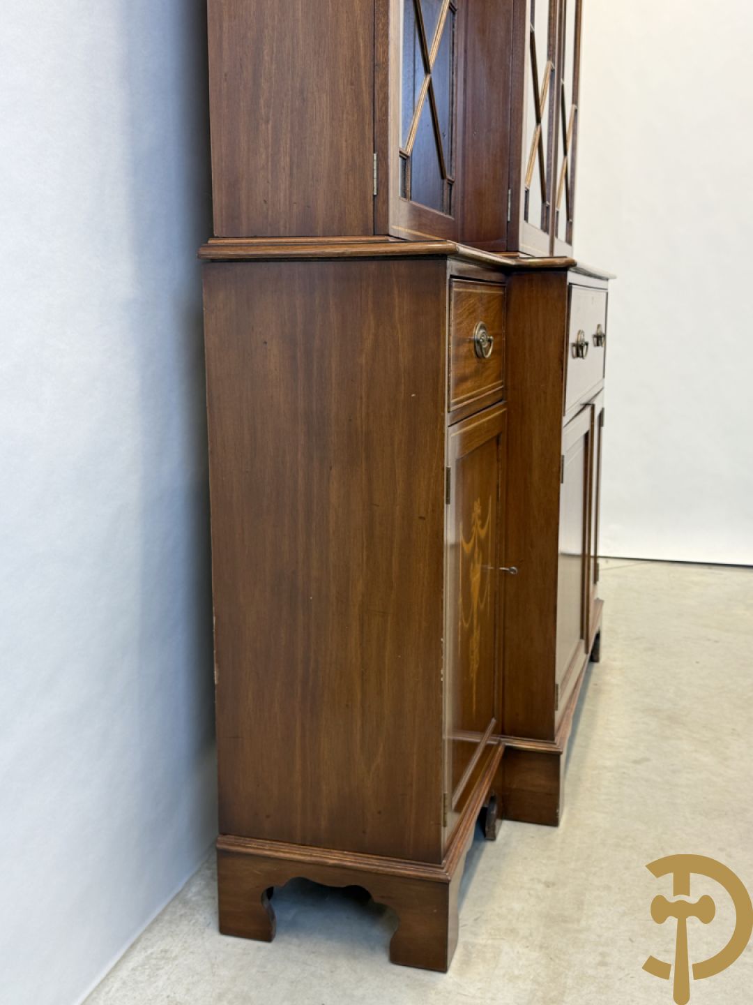 Notelaren Engelse stijl breakfront met ingebouwde secretaire, bovenaan met vitrine en decor van amfoorvazen op de deuren