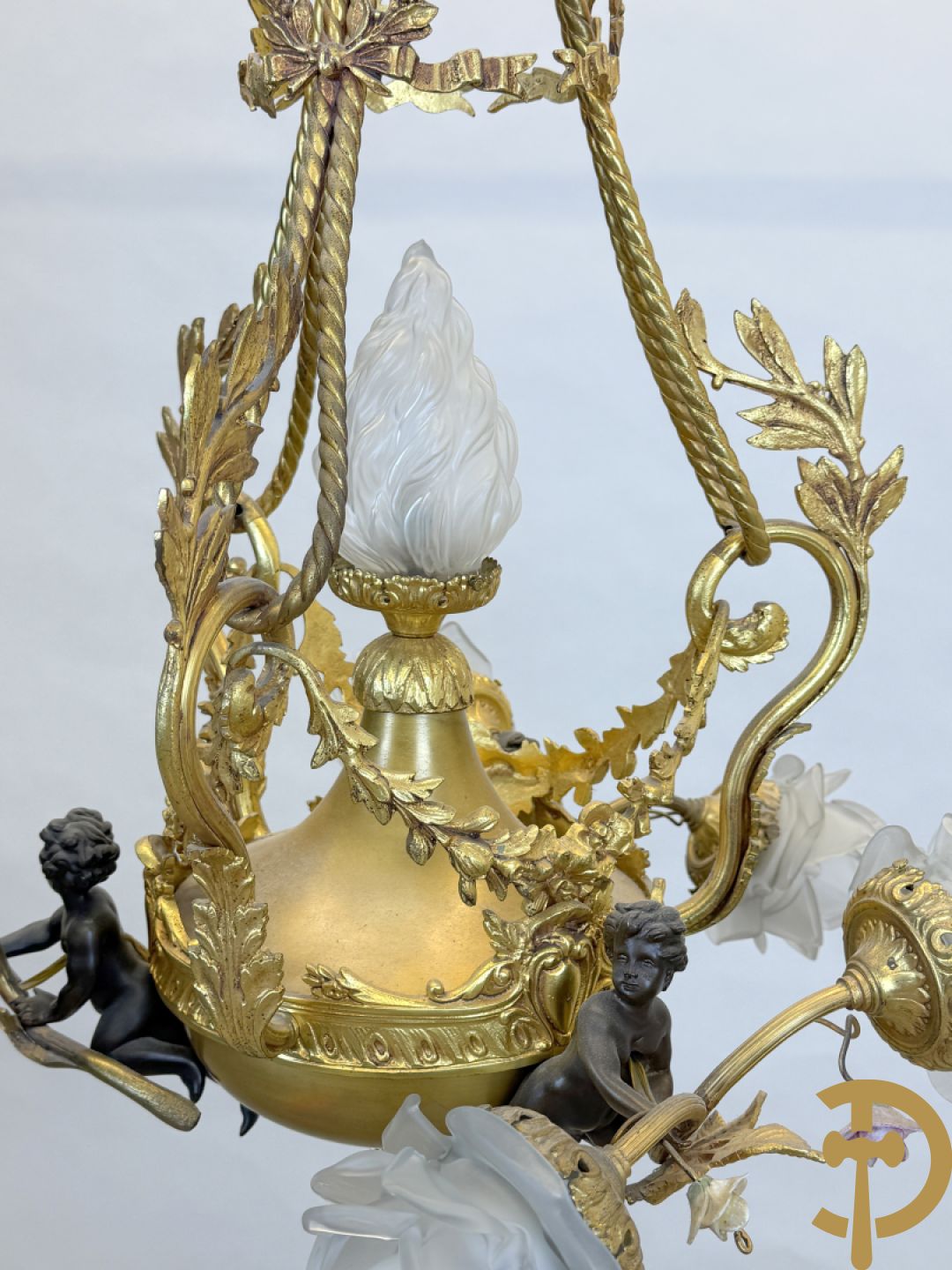 Vuurvergulde bronzen luchter met 3 armen bezet met cupido