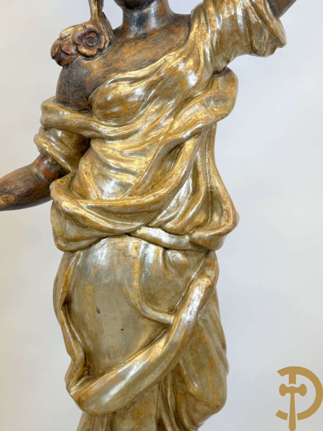 Paar gepolychromeerde dames op sokkel, bekroond met achtarmige kandelaar met lichtpunten en bellen, Italiaans, jaren 