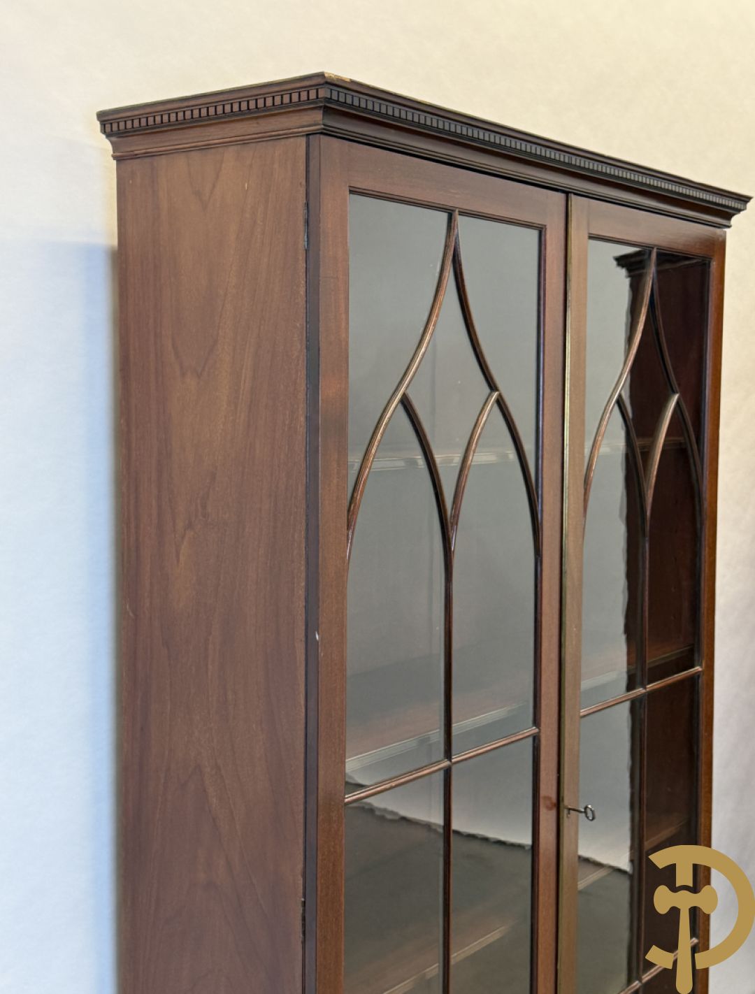 Paar Engelse mahoniehouten vitrines met legbanken