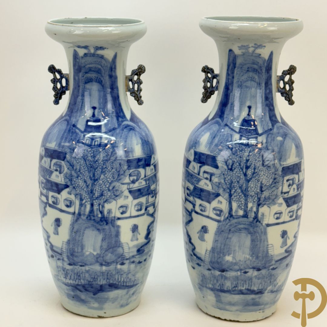 Paar Chinese blauw/wit vazen met geanimeerd huizendecor