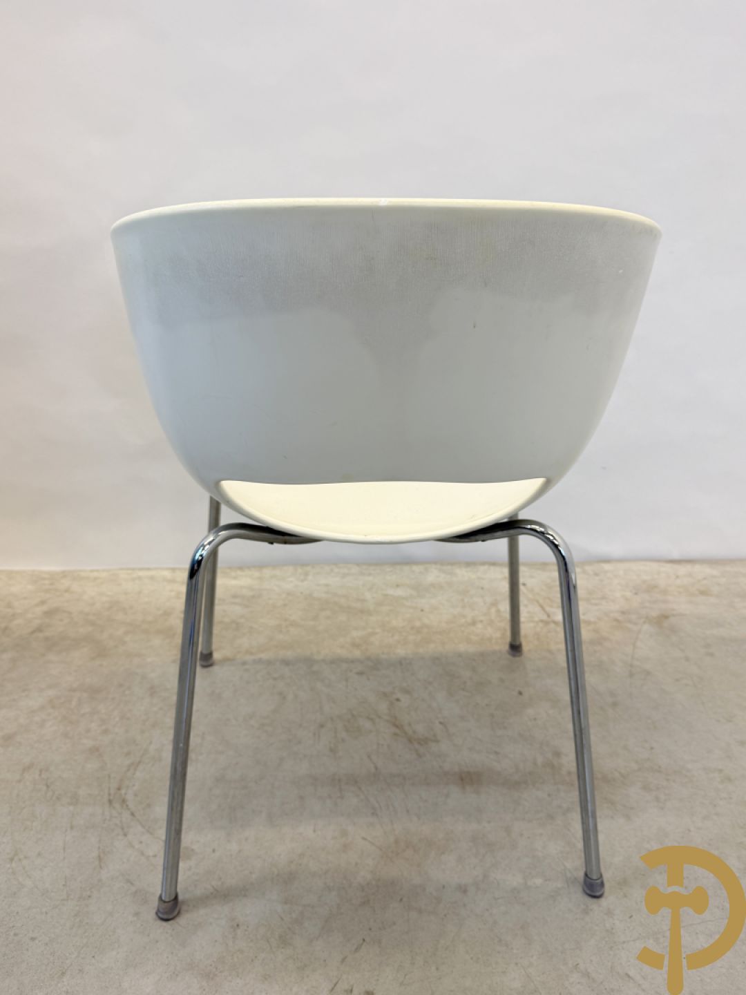 Twee witte vintage stoelen op chromé onderstel, Sintesi Orbit Large ontworpen door Cantarutti