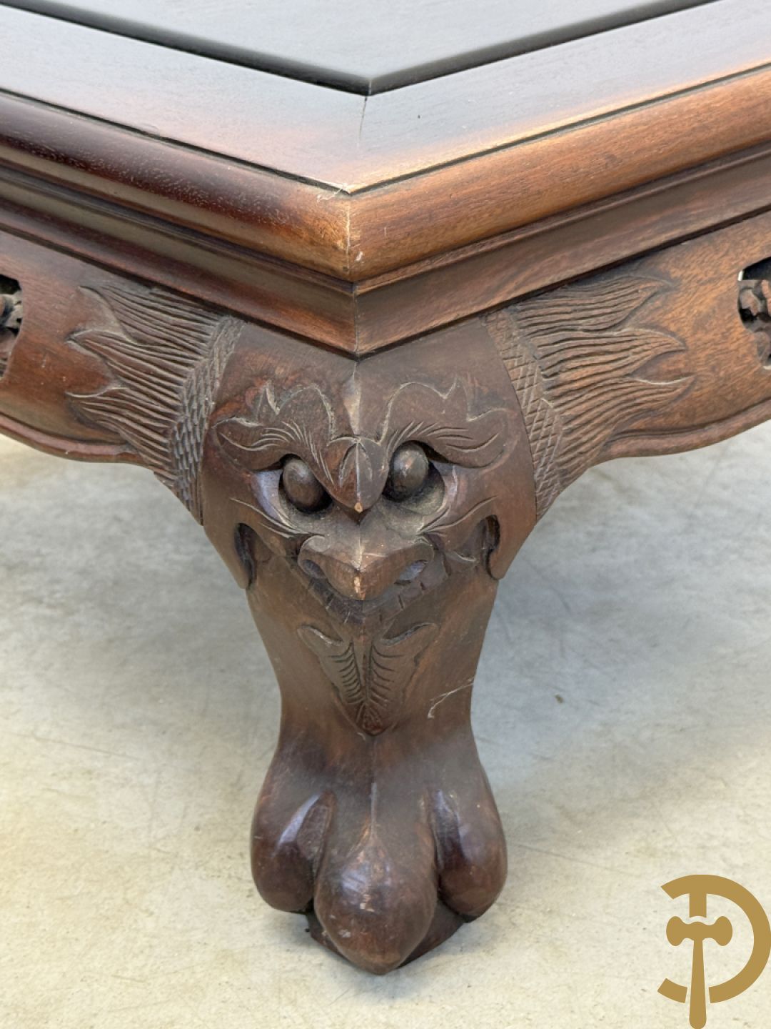 Twee Aziatische gesculpteerde vierkante sokkels