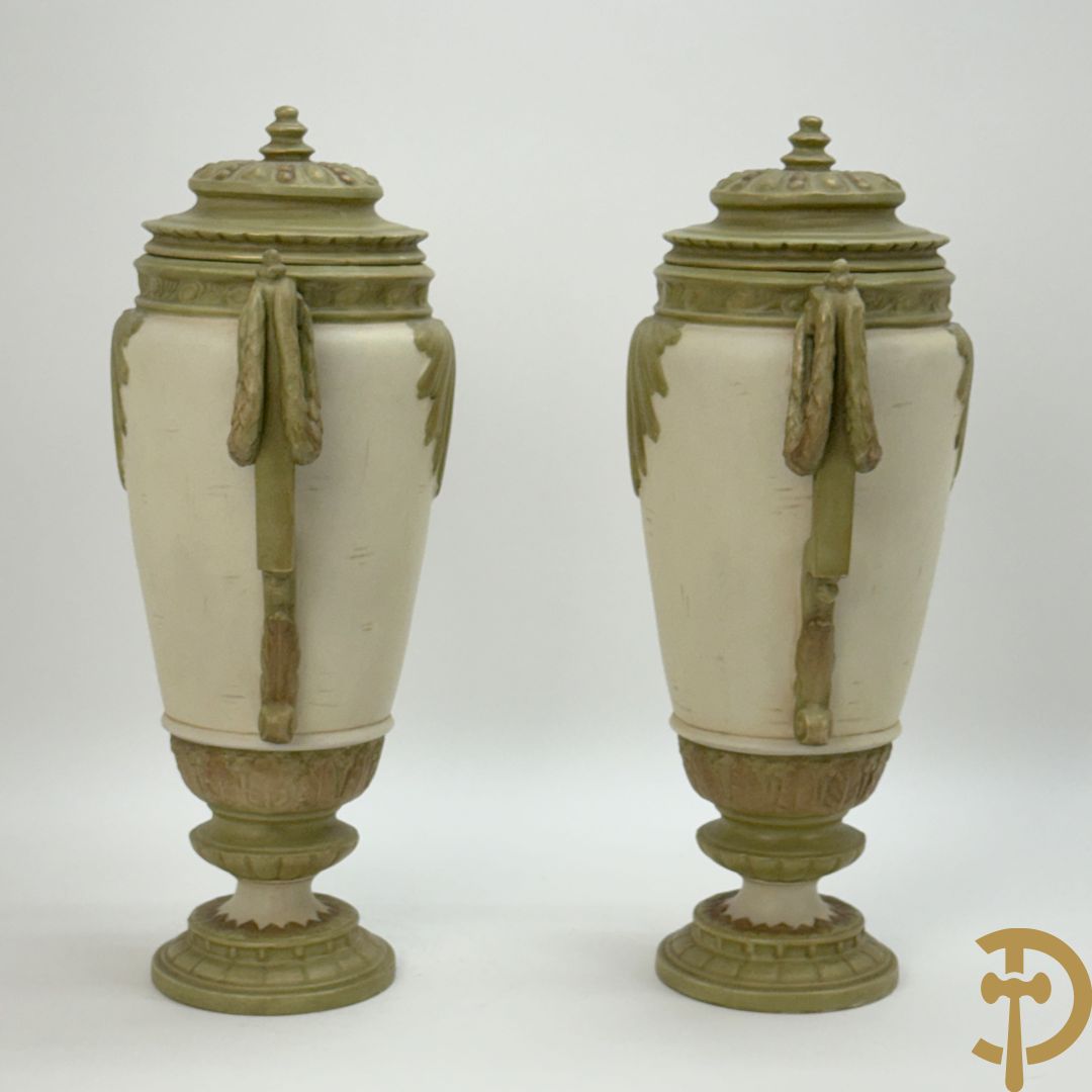 Paar Royal Dux dekselvazen, nummer 5447