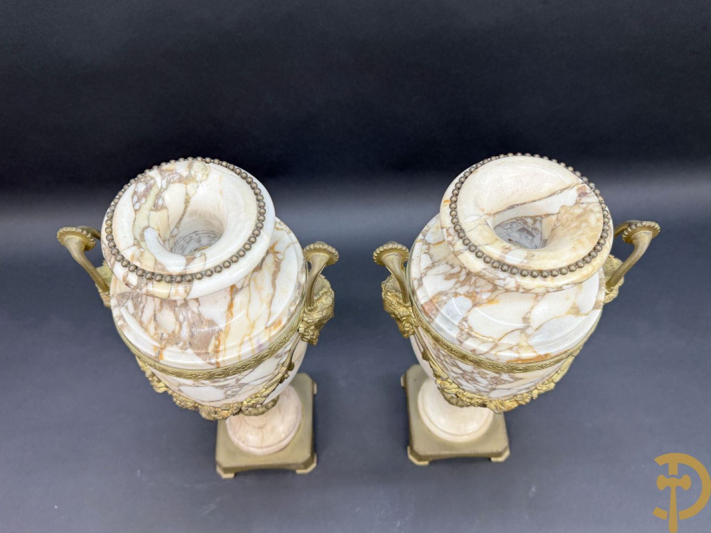 Paar marmeren cassolettes met hermenhoofden en guirlandes