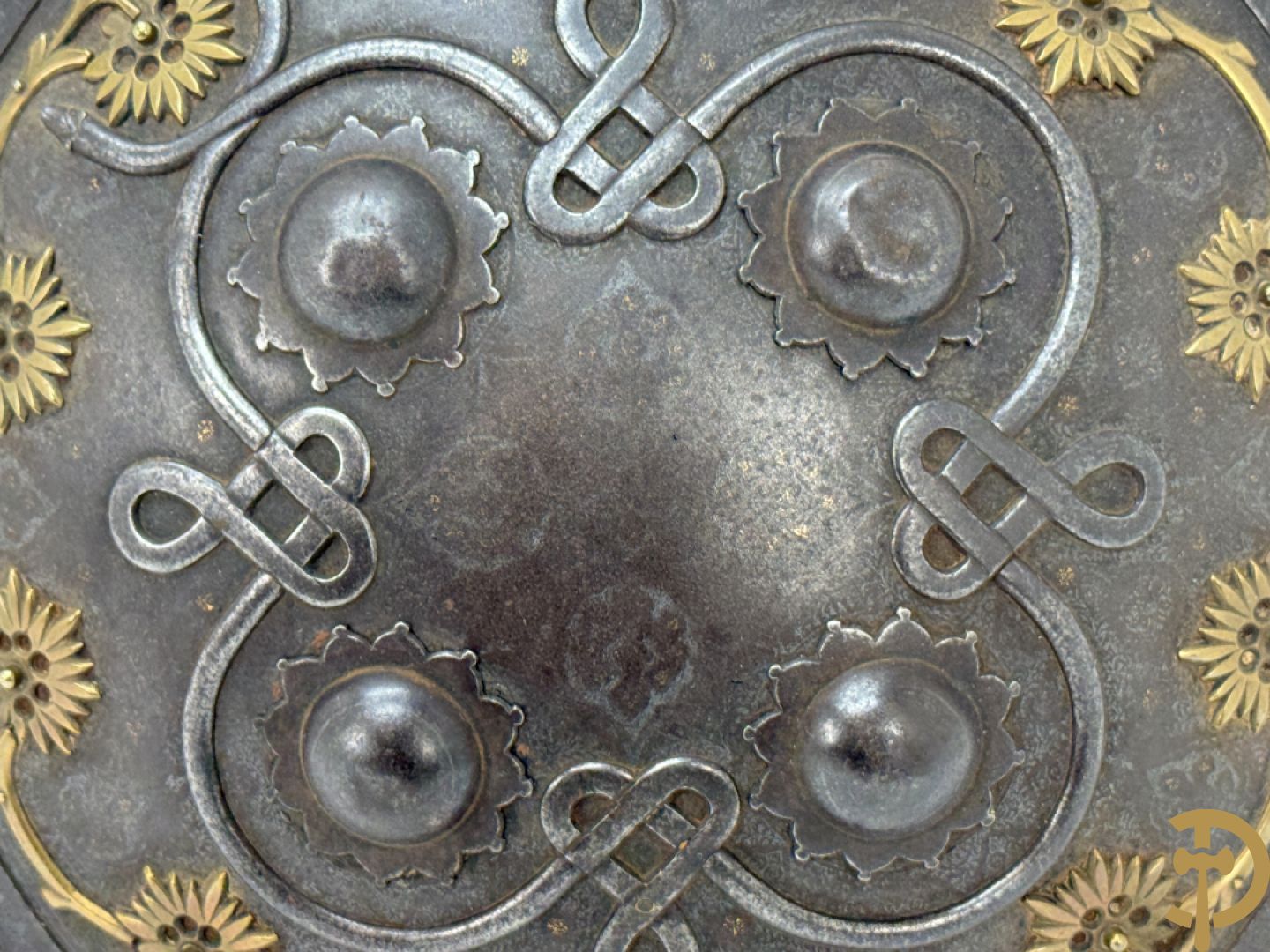 Bewerkt ijzeren Indo-Perzisch Dhal-Separ schild, 19e