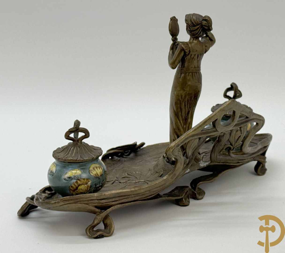 Bronzen inktstel bezet met staande dame met opmaakspiegel en zijdelings met 2 encriers, Art Nouveau stijl