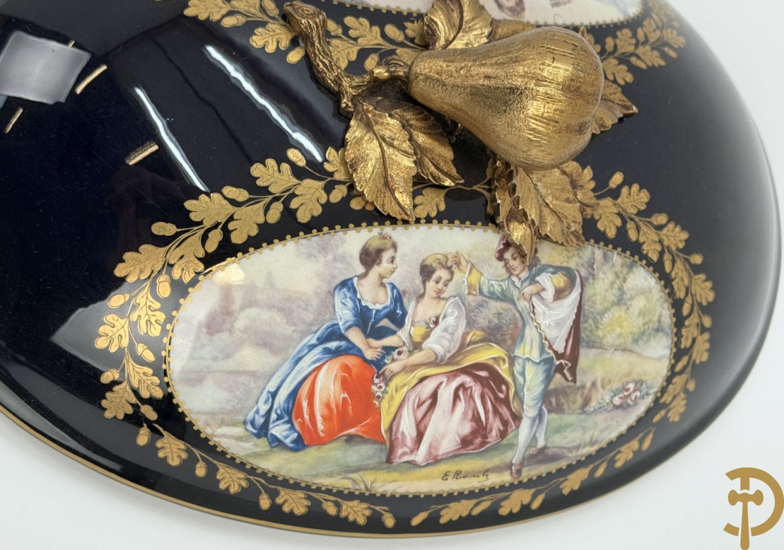 ROULI E. getekend, donkerblauwe Sèvres stijl coupe met deksel op onderschaal en bezet met bronzen ornamenten, gemerkt ACF onderaan