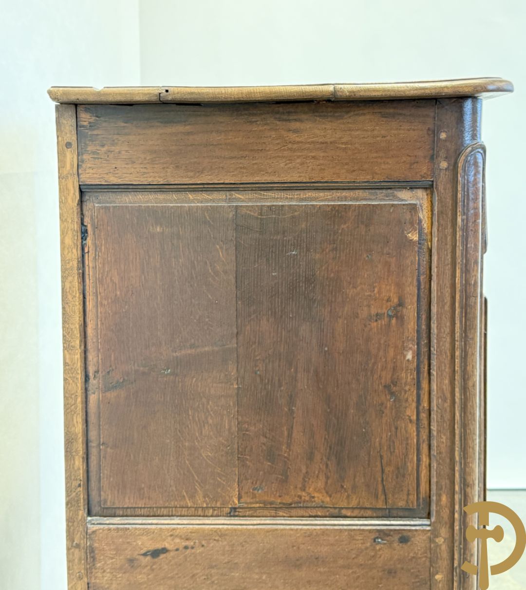 Massief eiken Franse confiturier met deur, lade, afgeronde zijkanten en voluutvormige poten