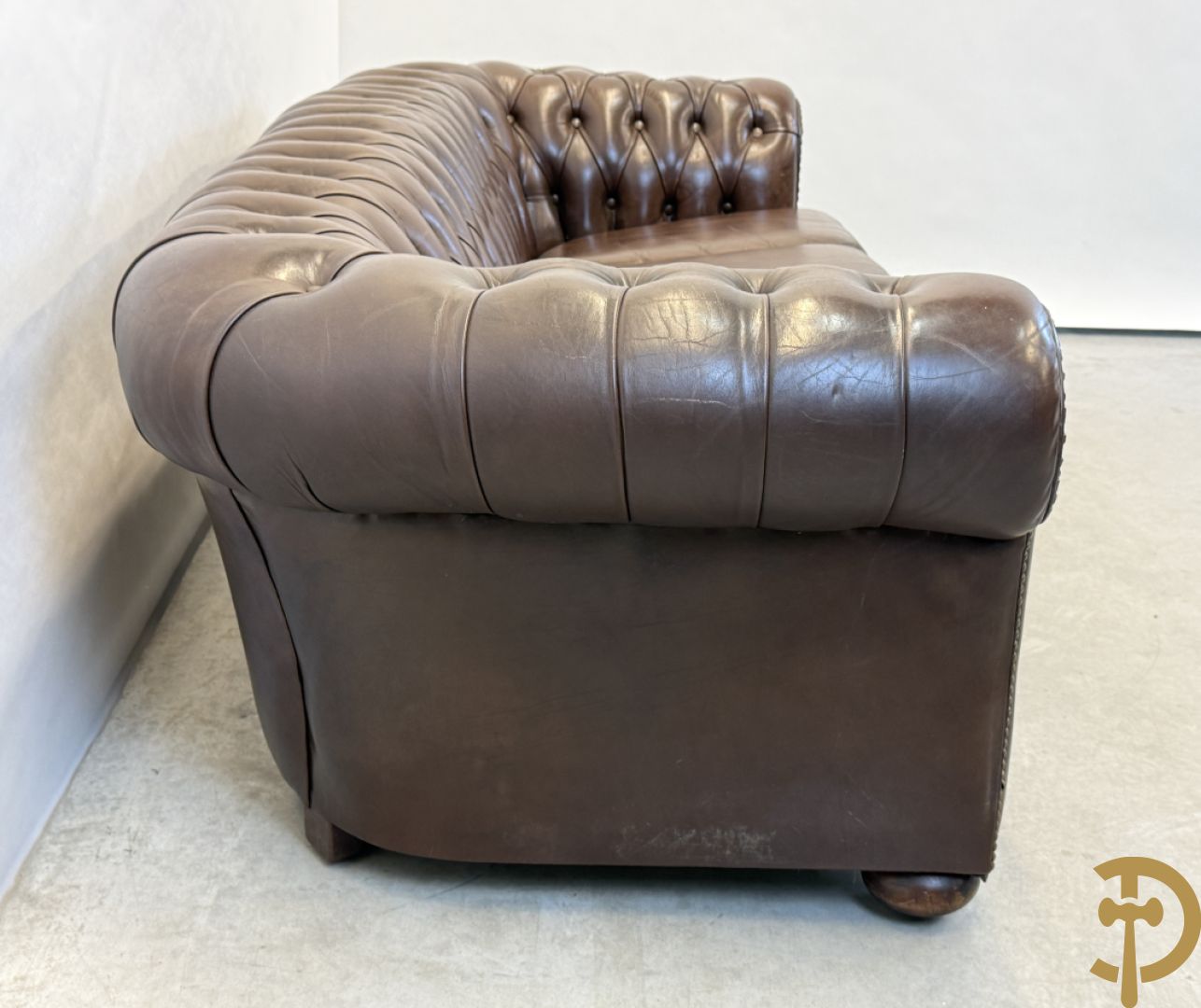 Bruin lederen driezit en club chesterfield