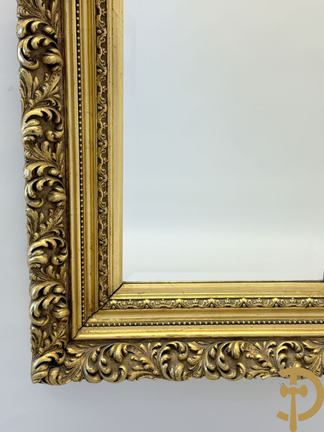 Vergulde spiegel met rocaillemotieven + console