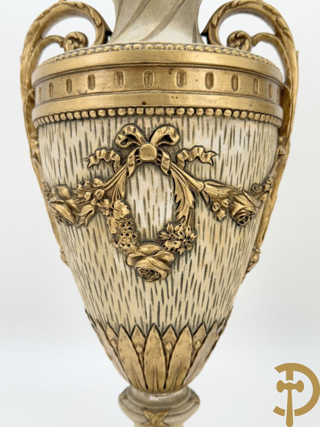 Paar cassolettes in composiet met vergulde Louis XVI motieven