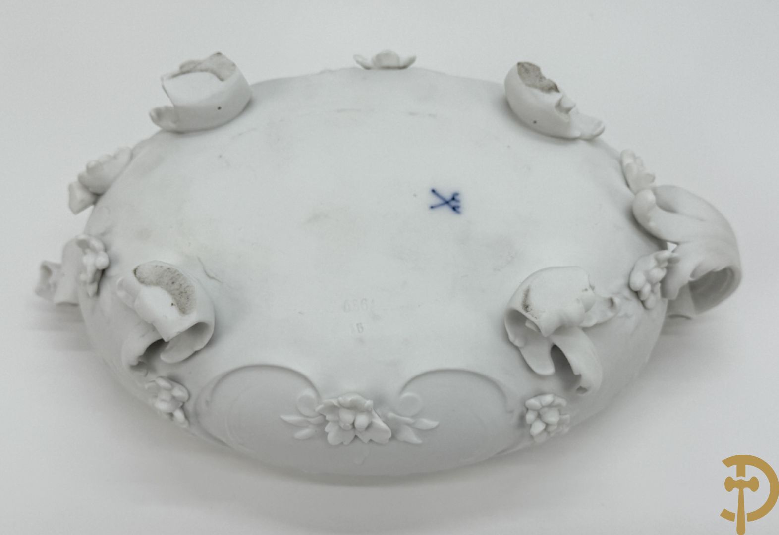 Vijf witte biscuits met cupido