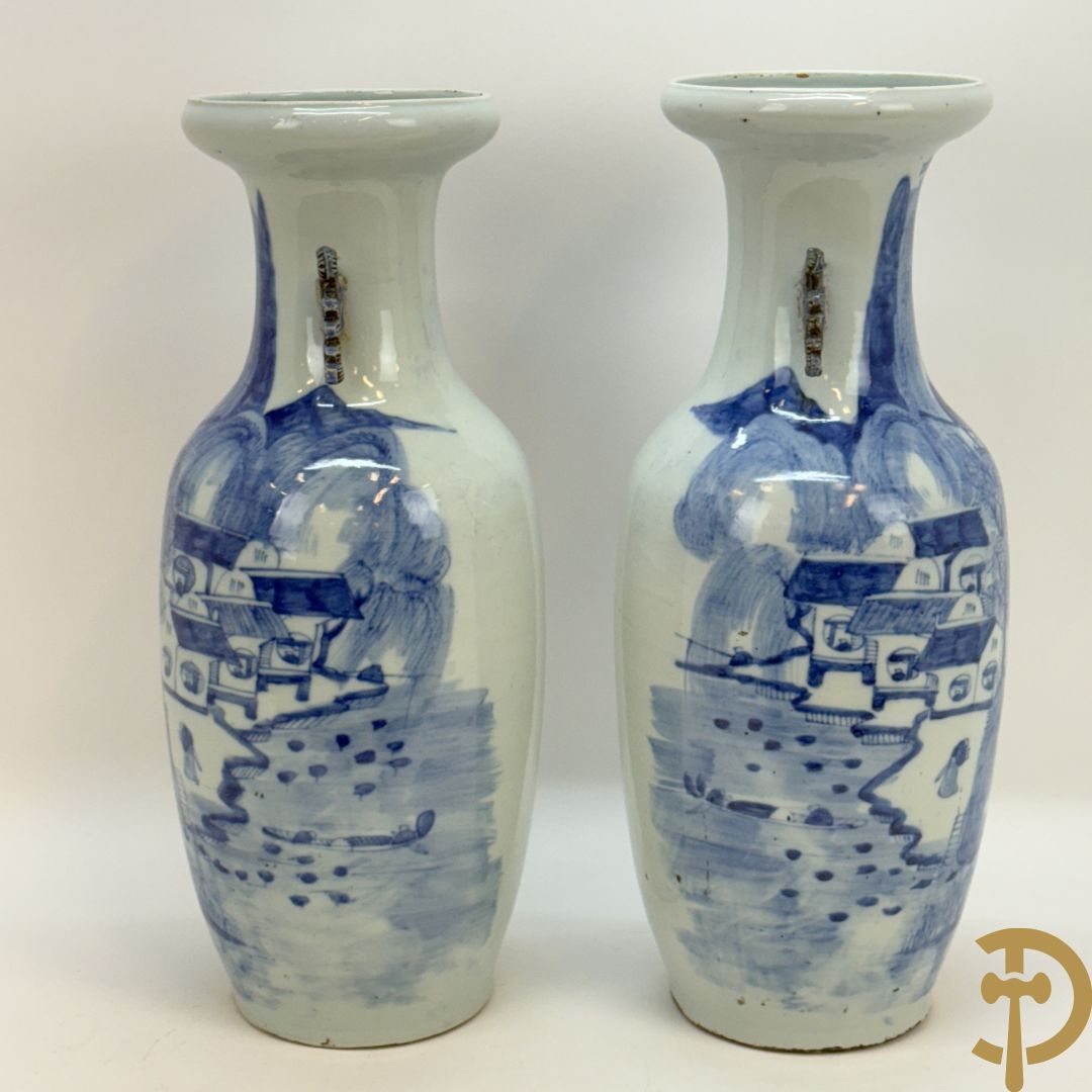 Paar Chinese blauw/wit vazen met geanimeerd huizendecor