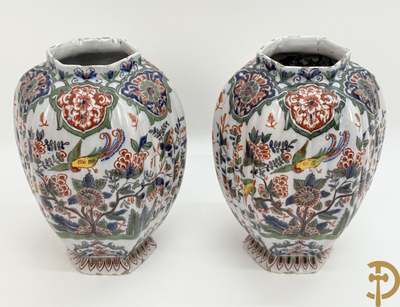 Paar polychrome Delftse zeshoekige dekselvazen met bloemen- en vogeldecor + 4 Strassbourgborden