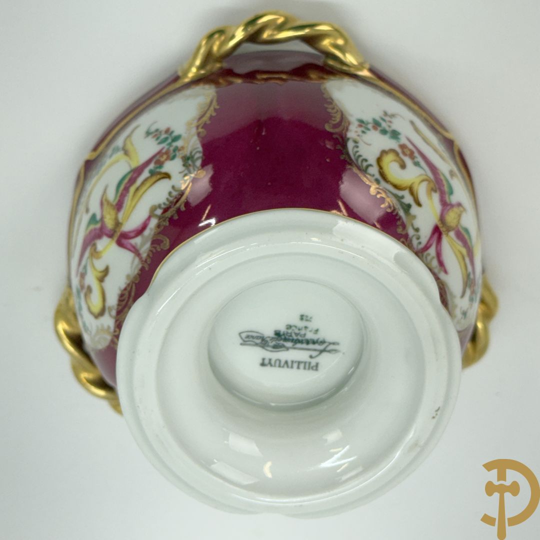 Handbeschilderde porseleinen siervaas met bloemenbeschildering en sfinxen + paar porseleinen cachepots met bloemendecor + 3 porseleinen  kopjes en schoteltjes