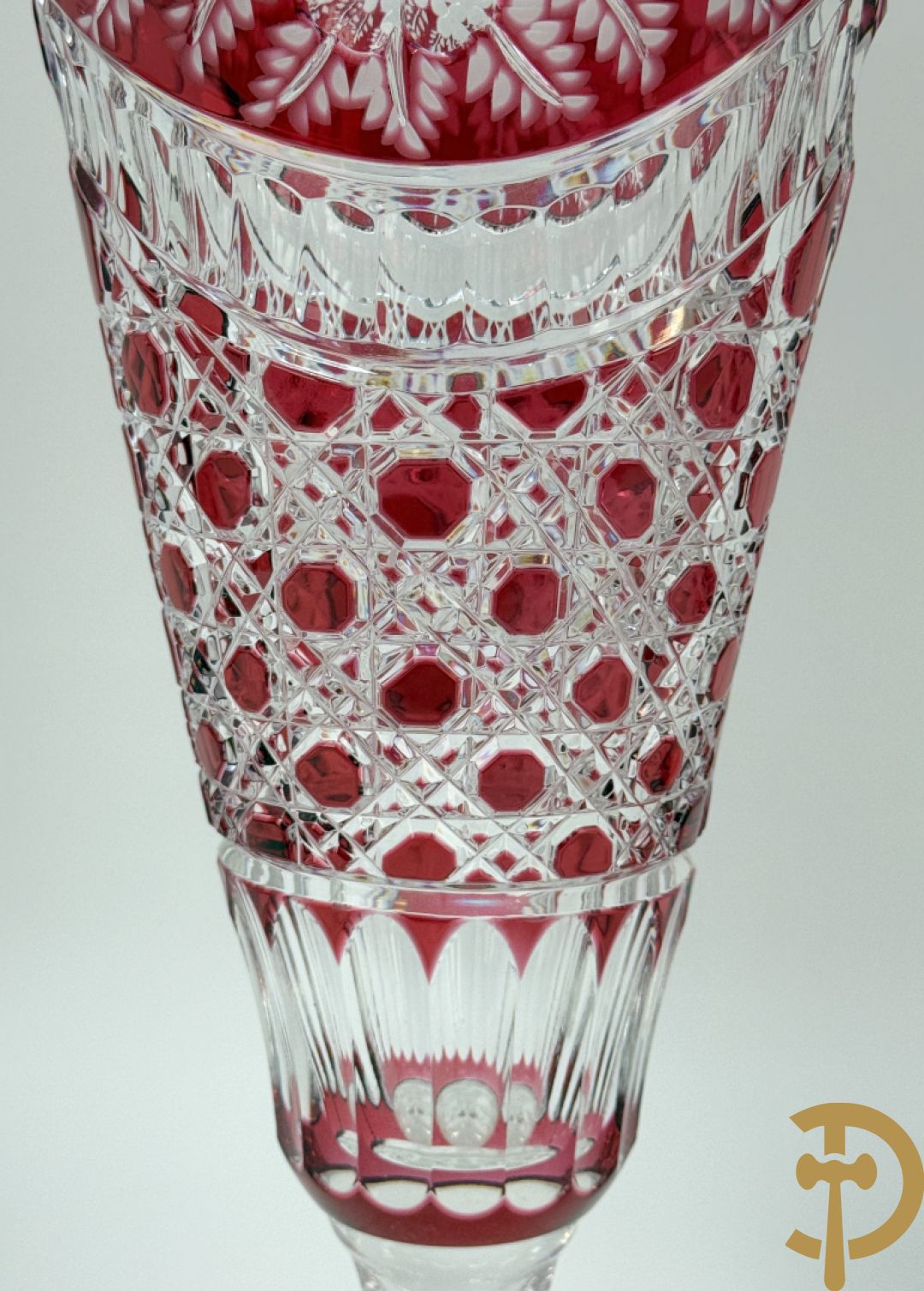 Paar rood kristallen geslepen Boheemse vazen met bloemendecor