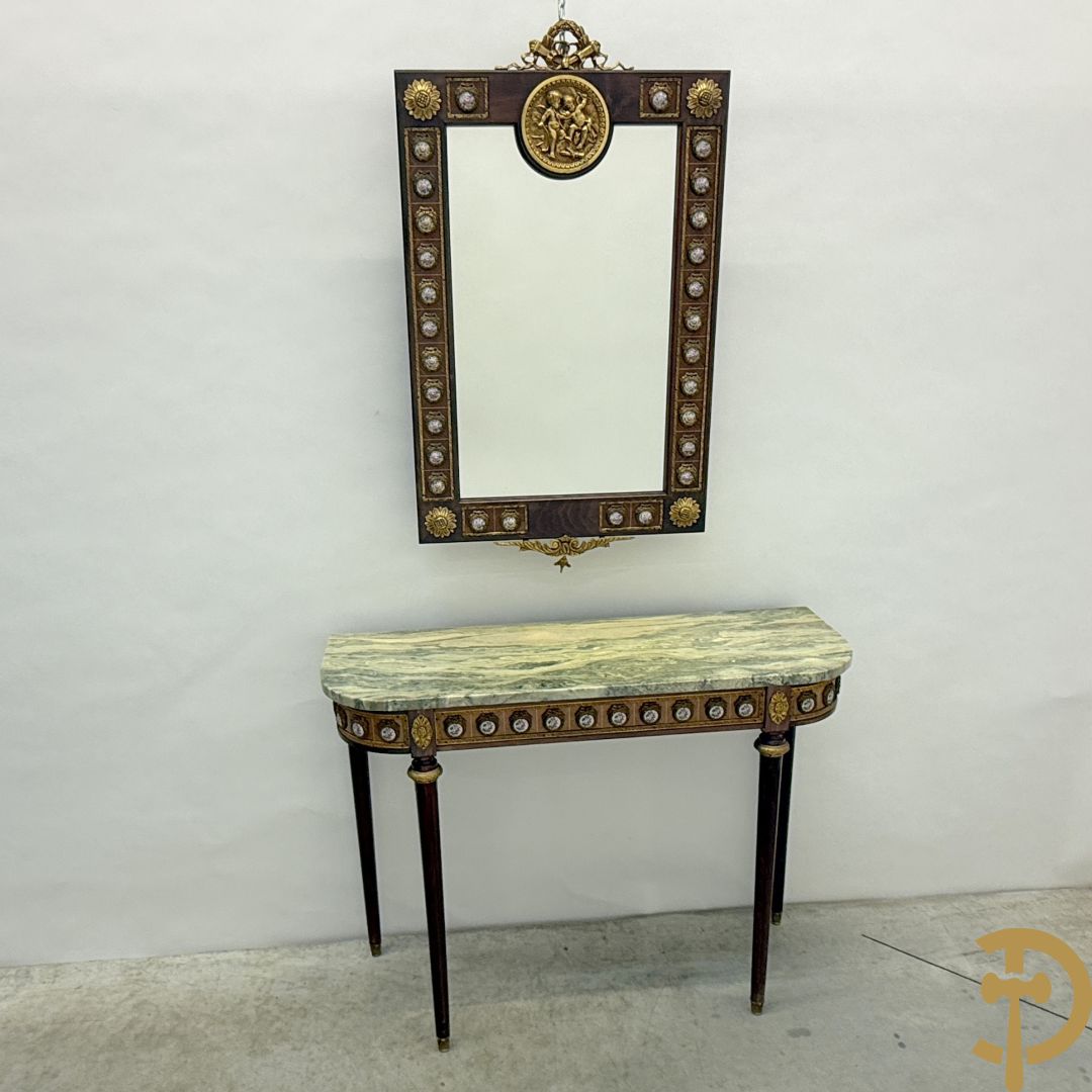 Notelaren console met porseleinen plakkettes met bloemen beschilderd en bronsbeslag + spiegel met porseleinen plakkettes