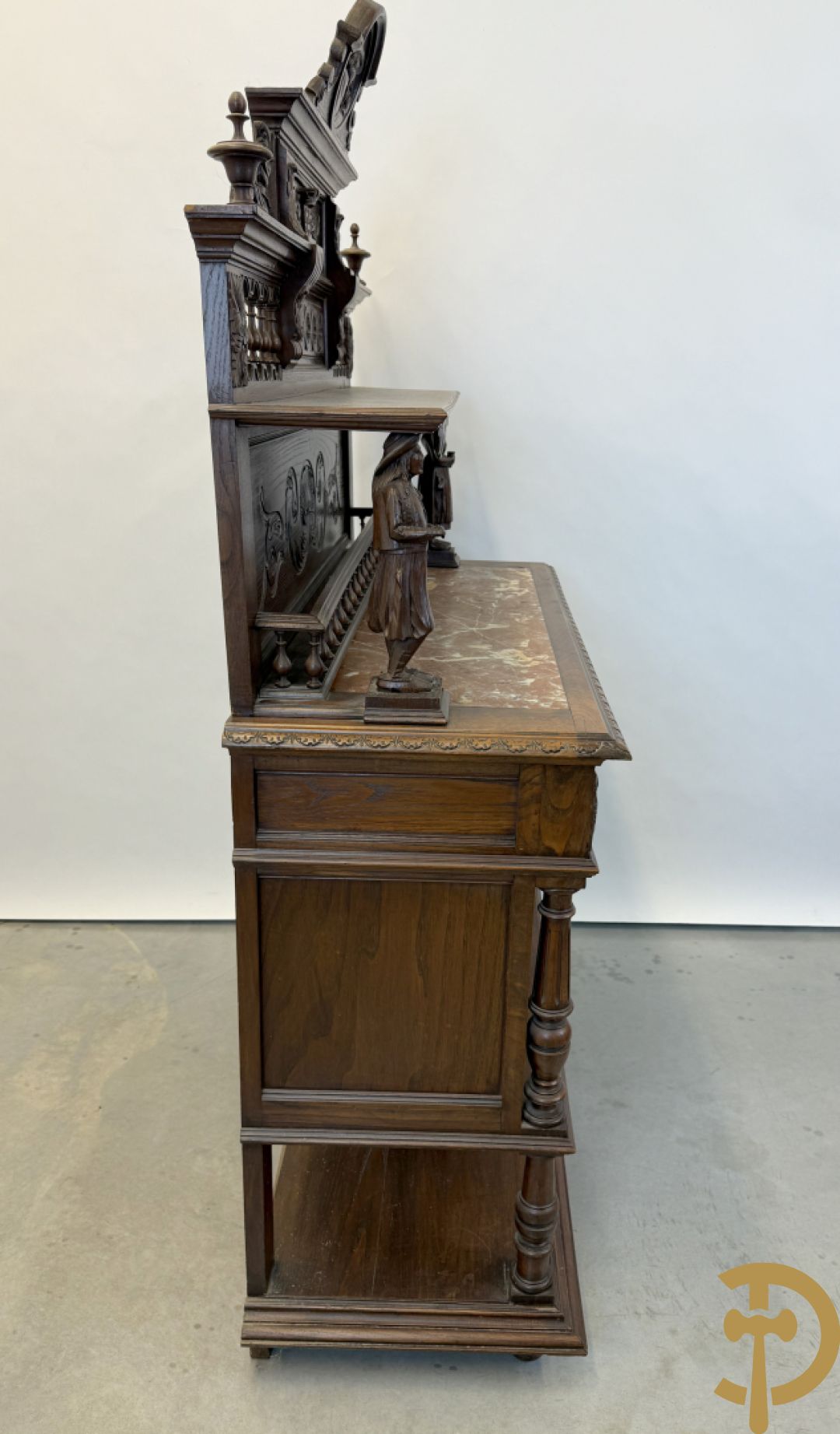 Massief eiken Bretoense eetkamer bestaande uit buffet met 3 deuren boven, 2 deuren onder, lades midden en gesculpteerde geanimeerde scènes + desserte + uittrekbare tafel + 6 stoelen + extra allonge