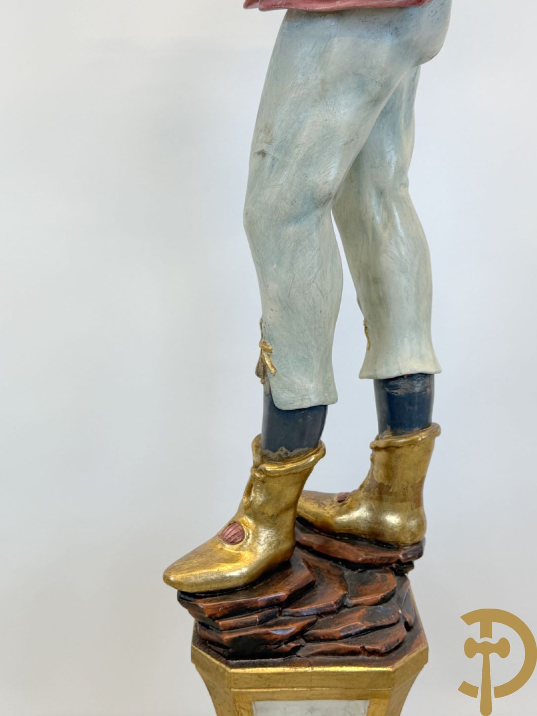 Gepolychromeerde staande moor in Victoriaanse kledij, met opdienschaal, op sokkel - Italiaans