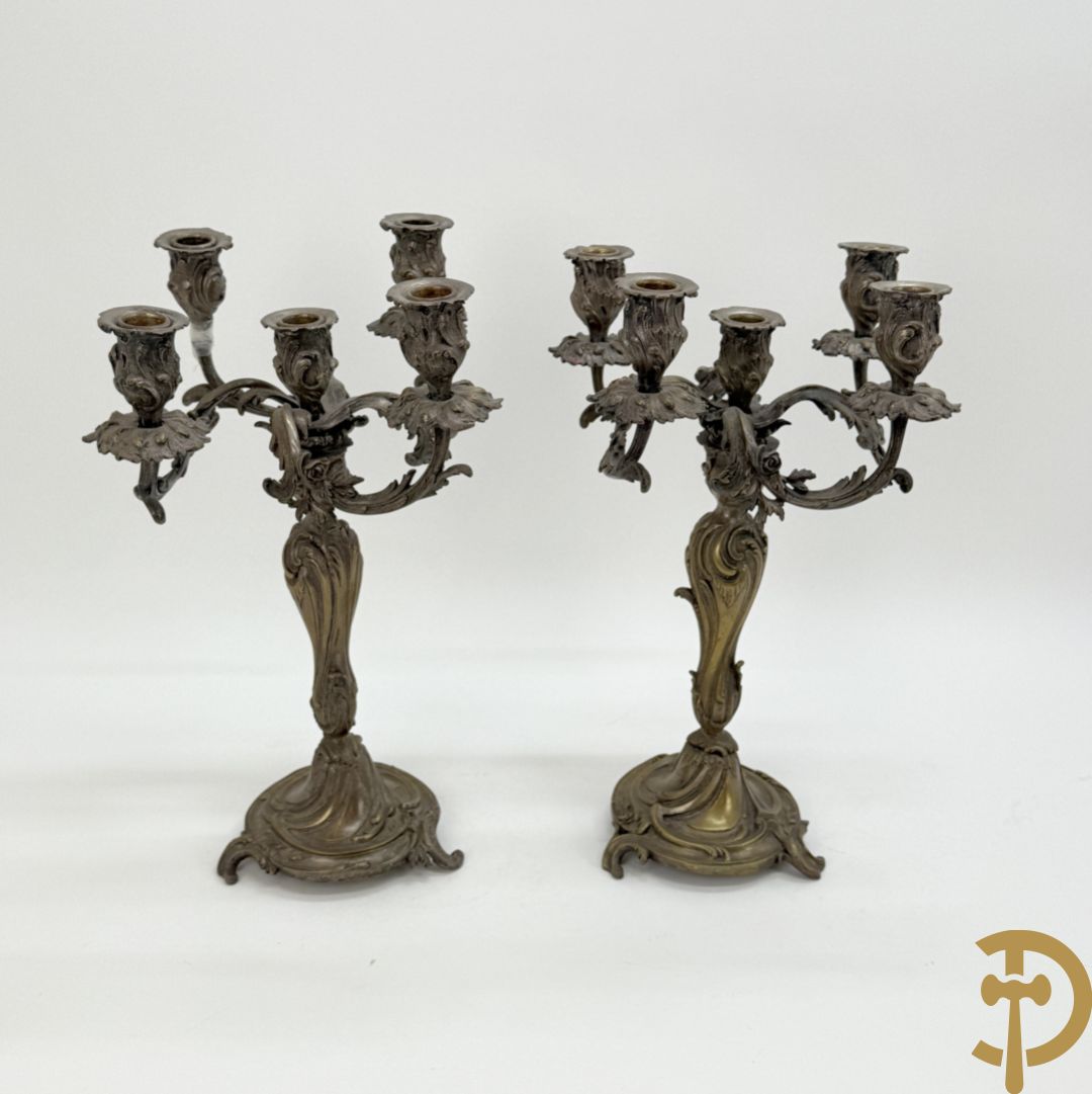 Paar bronzen getorste vijfarmige Louis XV kandelaars