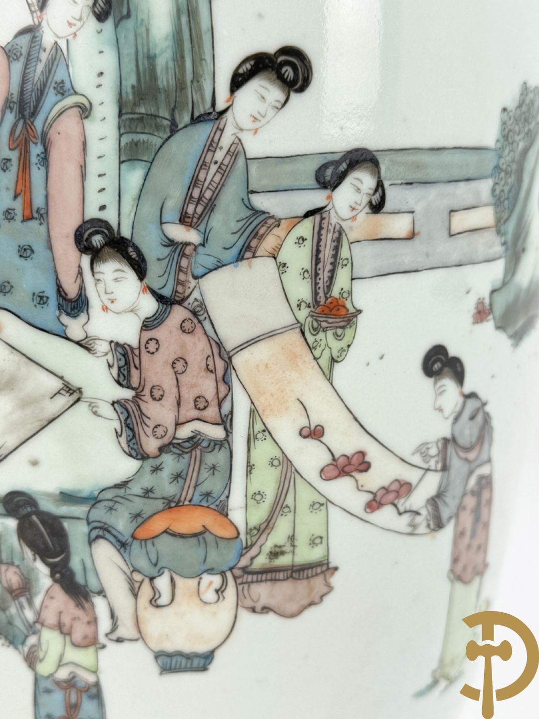 Chinese porseleinen vaas met decor van dames in landschap